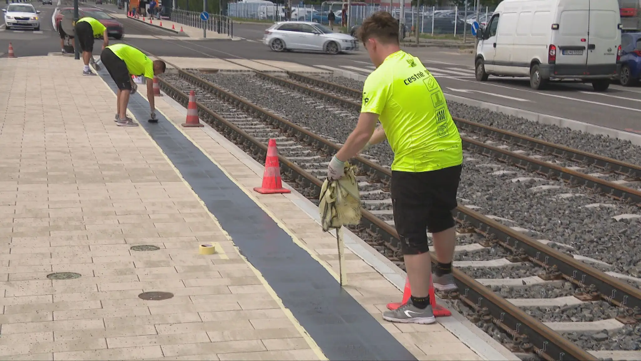 Slováci, ktorí v priemere odpracujú viac, dostávajú nižšie platy