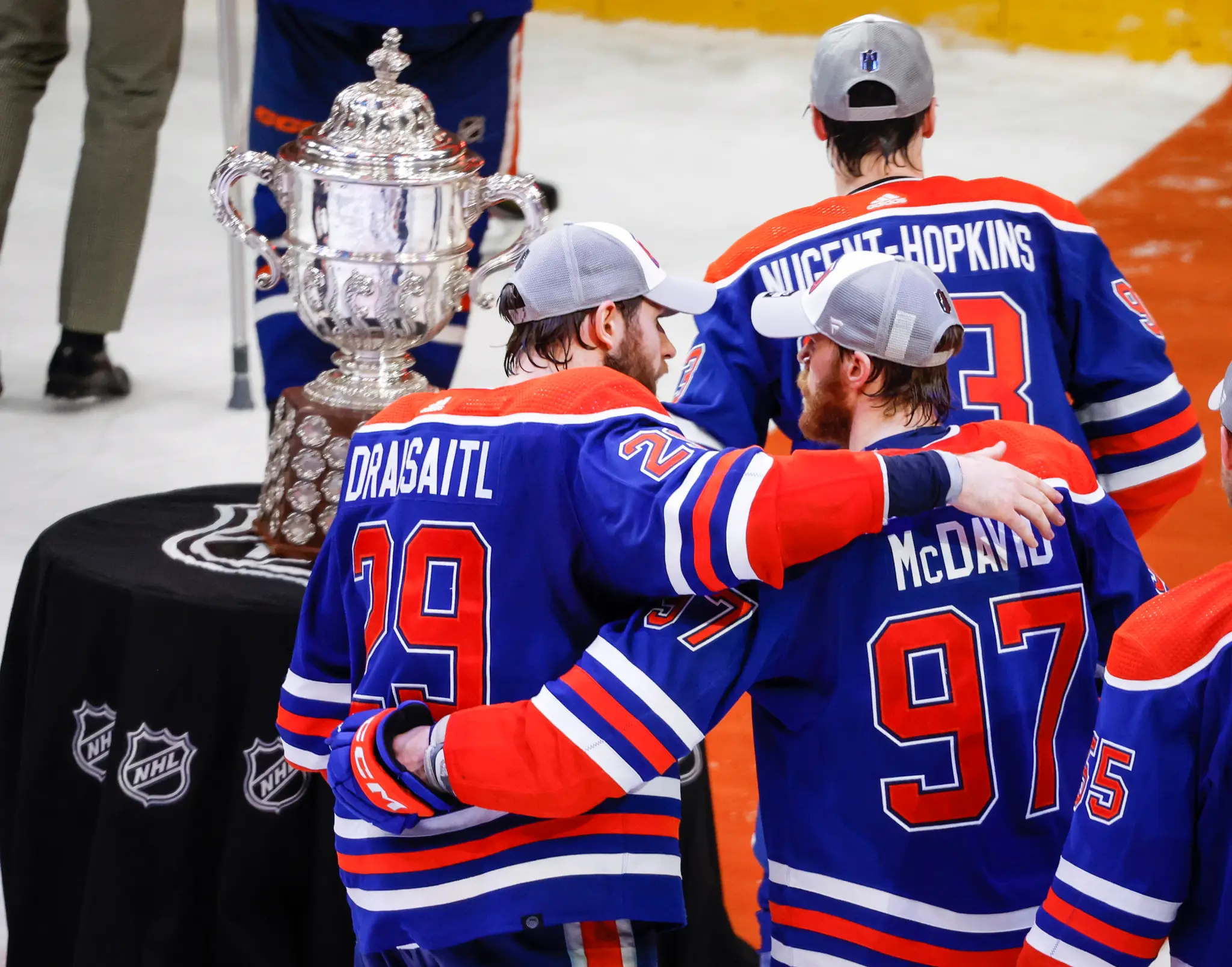 Hokejisti Edmontonu Oilers Connor McDavid (97) a Leon Draisaitl (29) sa radujú po víťazstve.