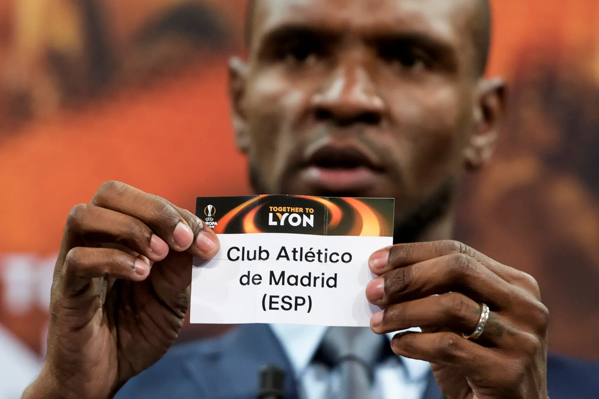 Eric Abidal ukazuje lístok s nápisom Atletico Madrid počas žrebu semifinálových dvojíc Európskej ligy.