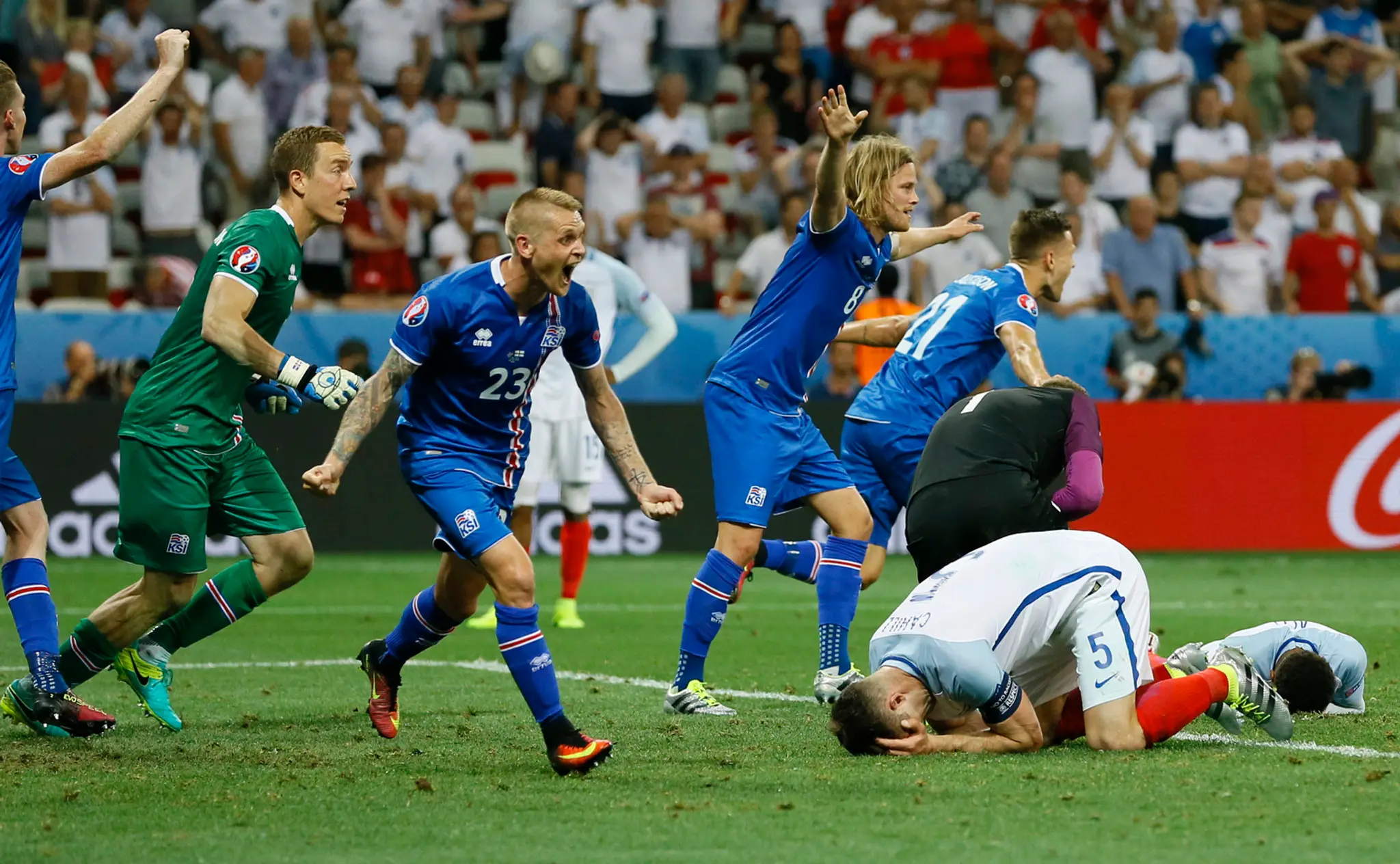 Smútok anglických fanúšikov po prehre s Islandom