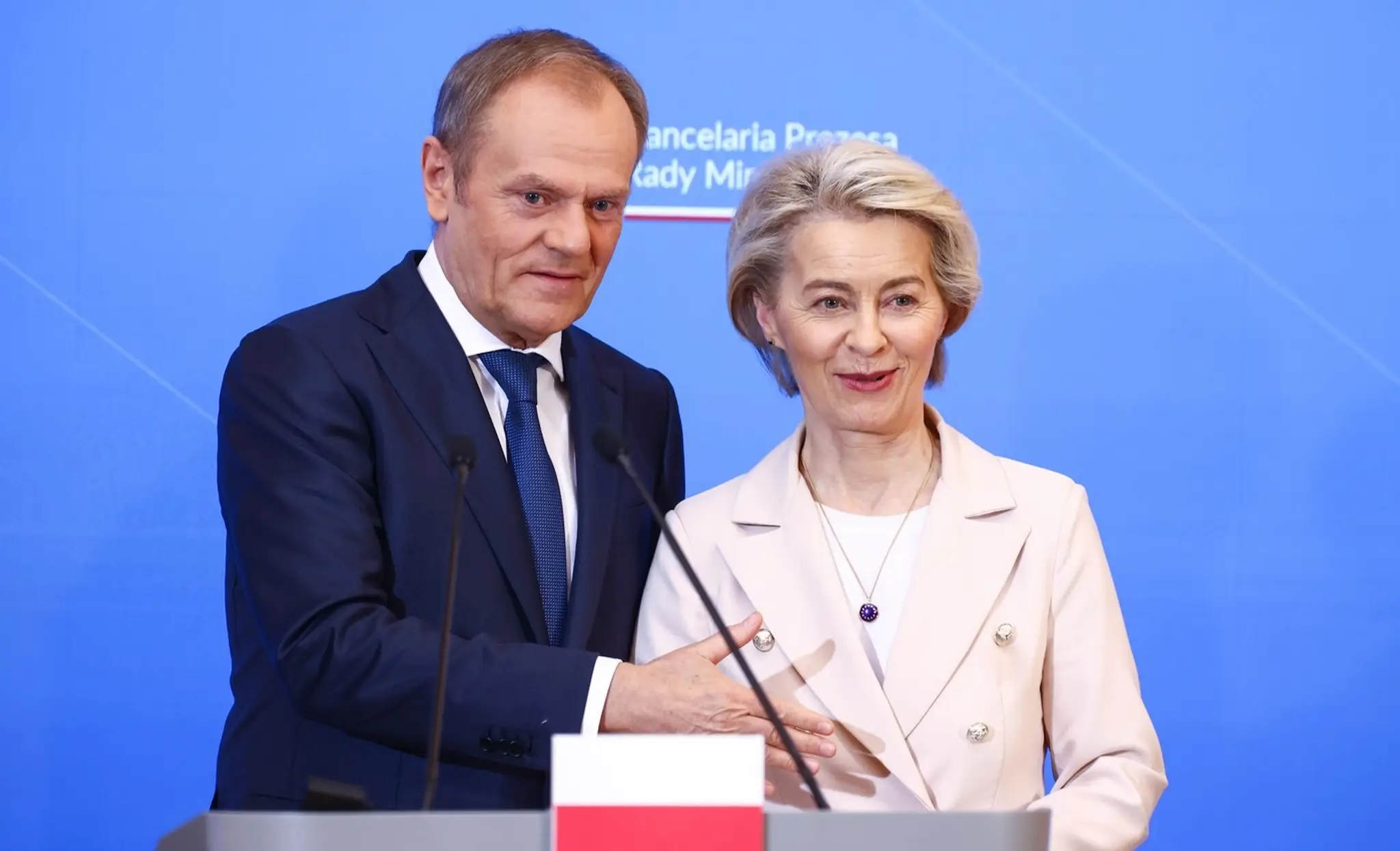 Poľský premiér Donald Tusk a predsedníčka Európskej komisie Ursula von der Leyenová.