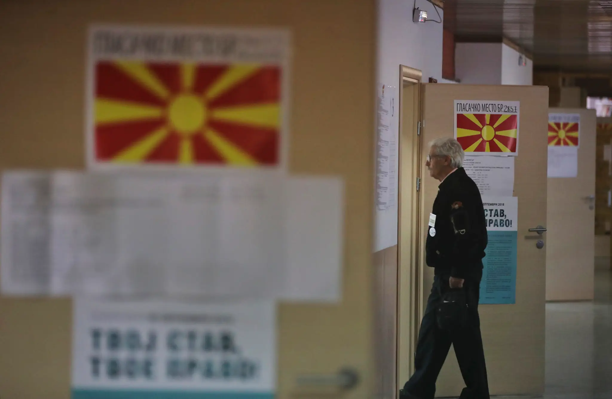 Volič vchádza do volebnej miestnosti počas referenda.