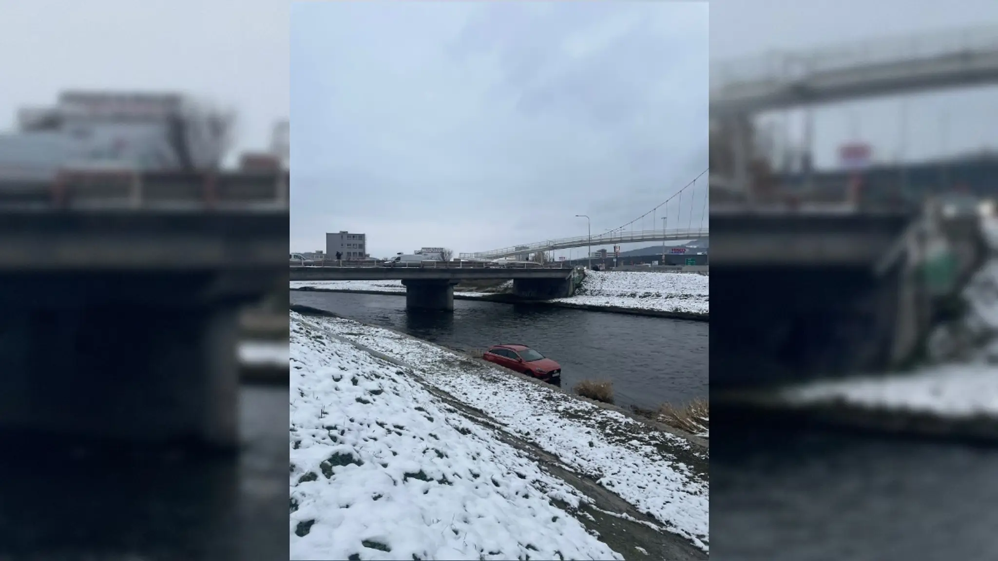 Auto skončilo uprostred Hrona. 