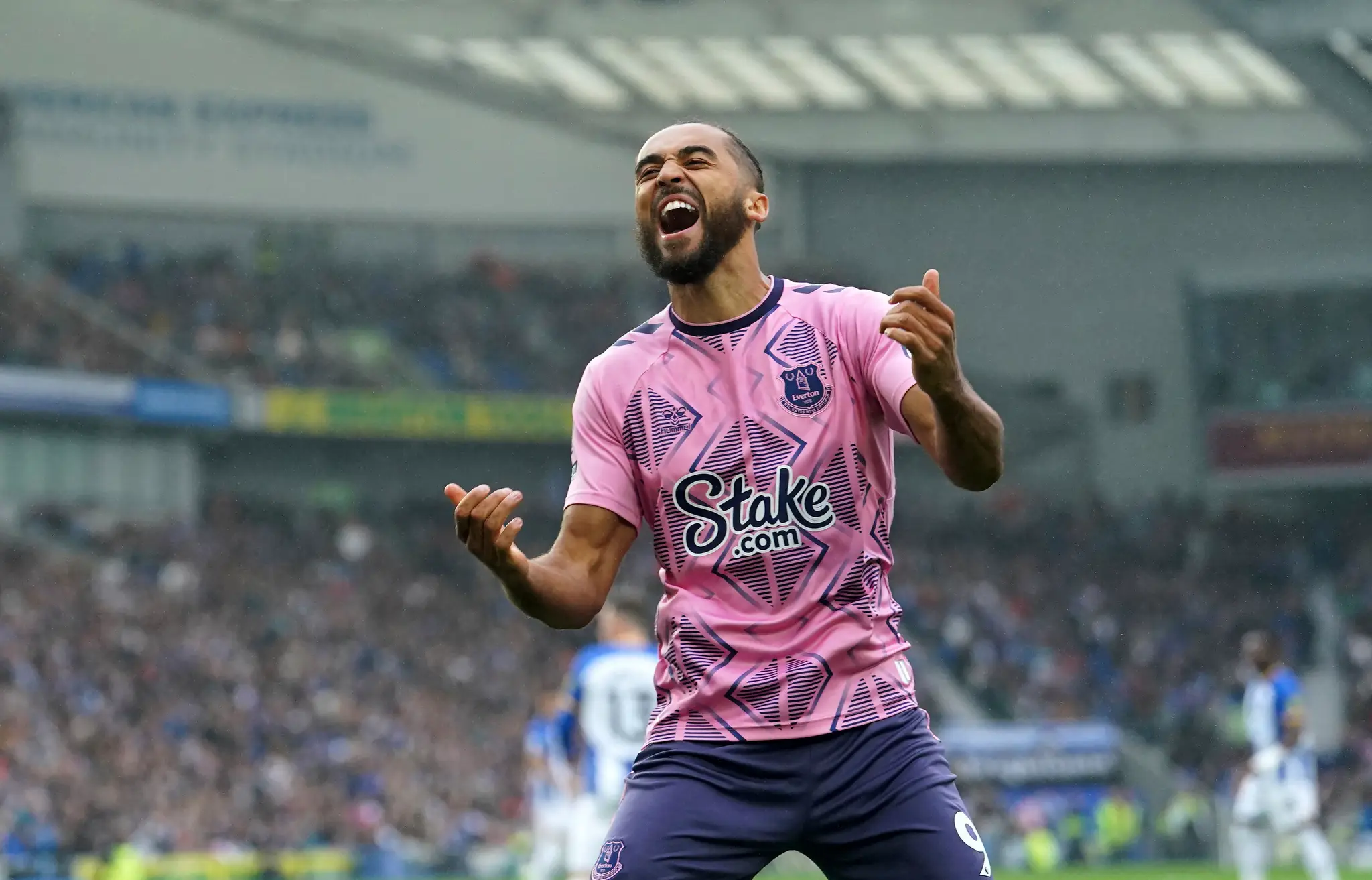 Hráč Evertonu Dominic Calvert-Lewin oslavuje po tom, ako Abdoulaye Doucoure strelil úvodný gól.