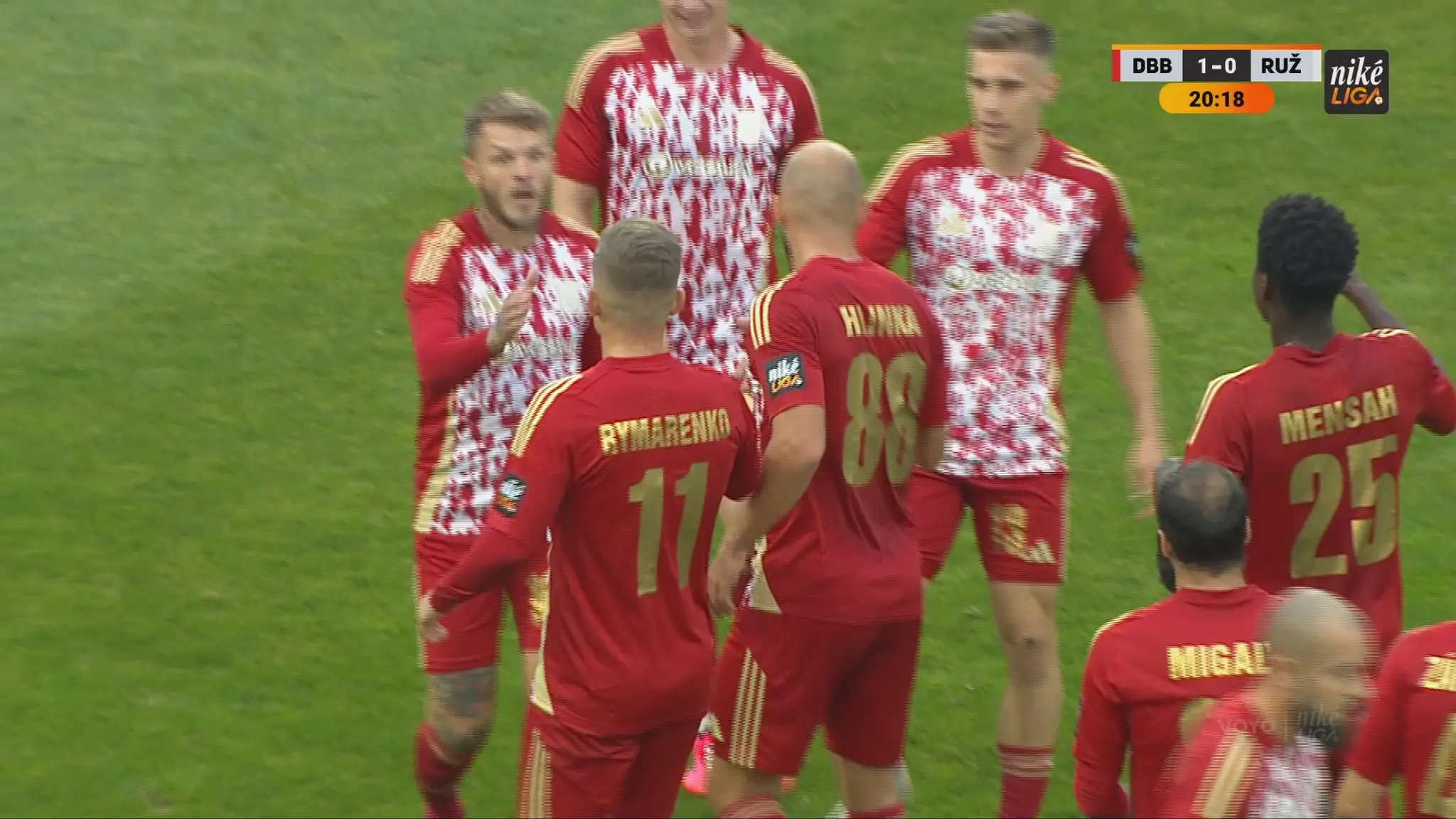 Radosť futbalistov Banskej Bystrice po strelení gólu.