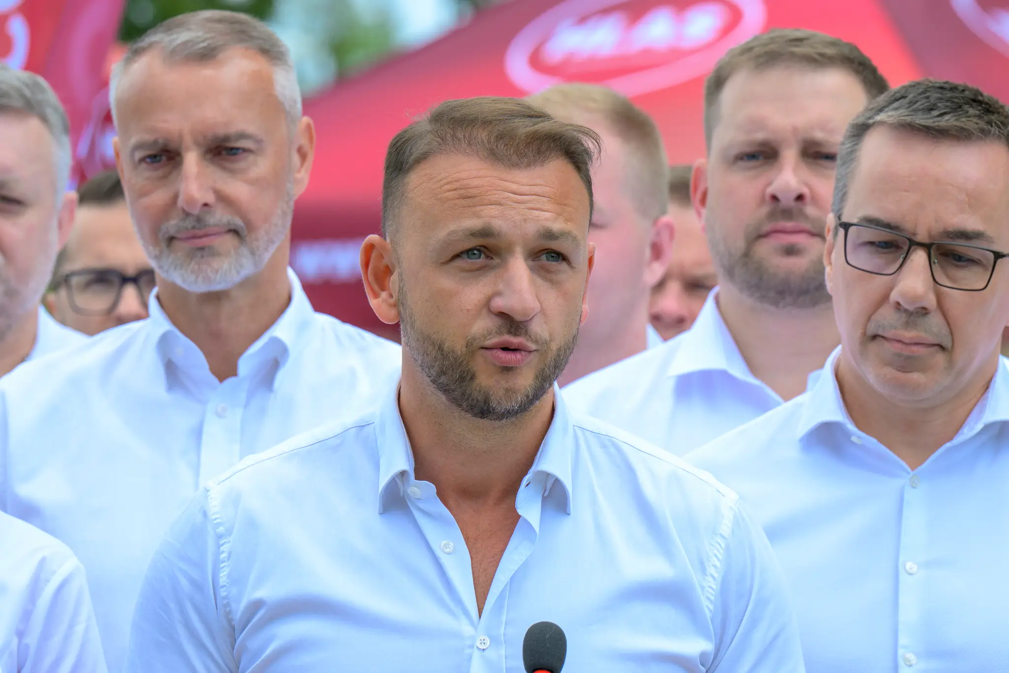 Na snímke uprostred minister vnútra SR Matúš Šutaj Eštok (Hlas-SD) počas tlačovej konferencie vládnych predstaviteľov zo strany Hlas-SD .