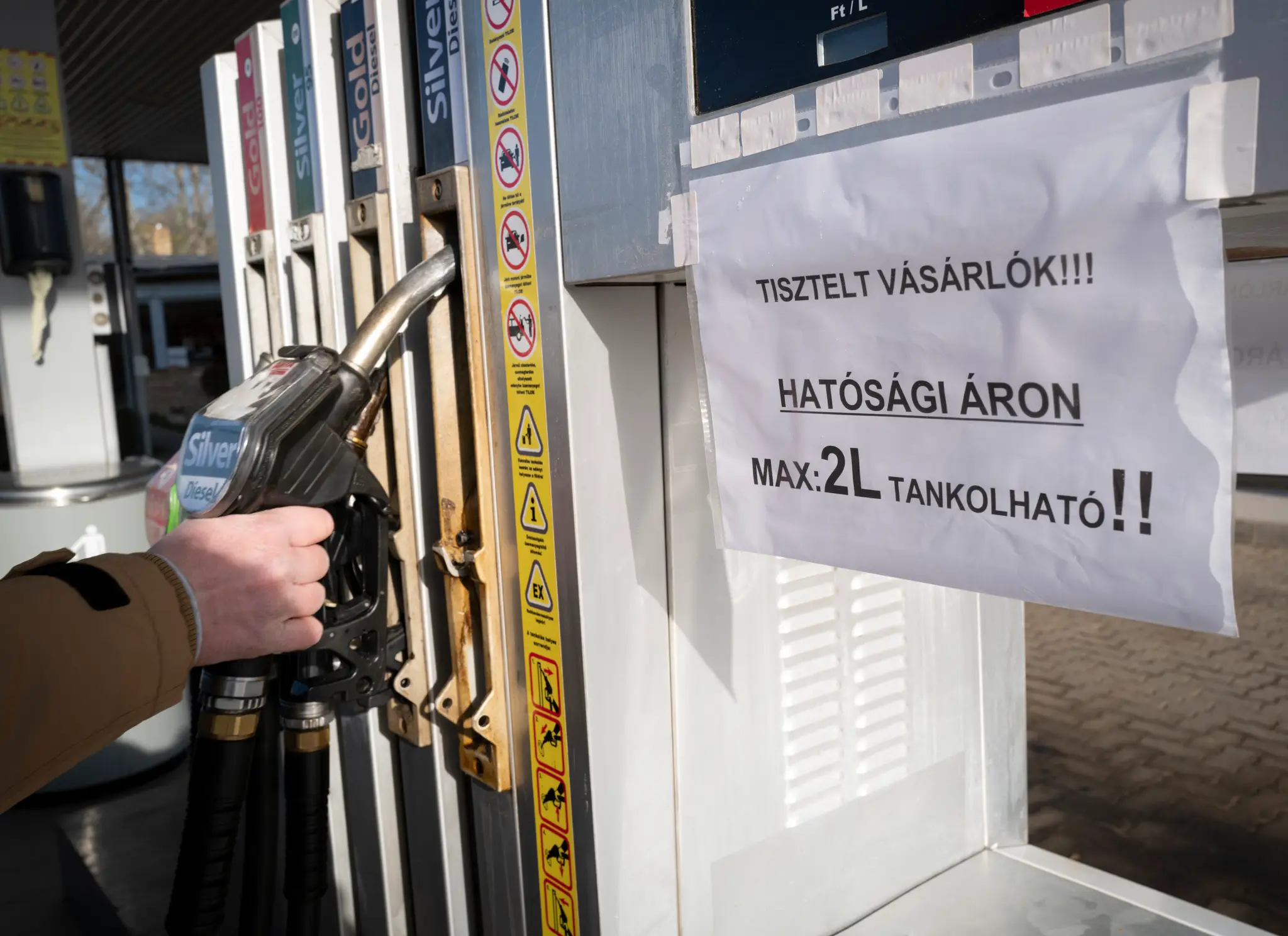 Drahí zákazníci! Za regulované ceny môžete natankovať maximálne dva litre pohonných hmôt - visí na čerpacej stanici v meste Martonvásár na severe Maďarska.