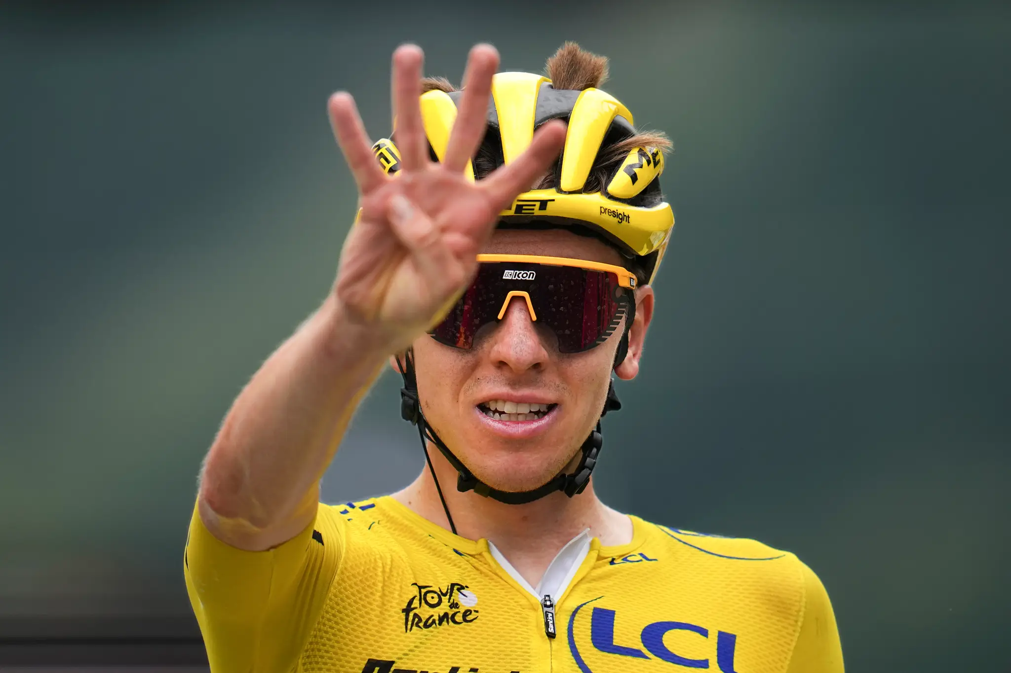 Slovinský cyklistaTadej Pogačar (SAE Team Emirates) v žltom drese vedúceho pretekára.