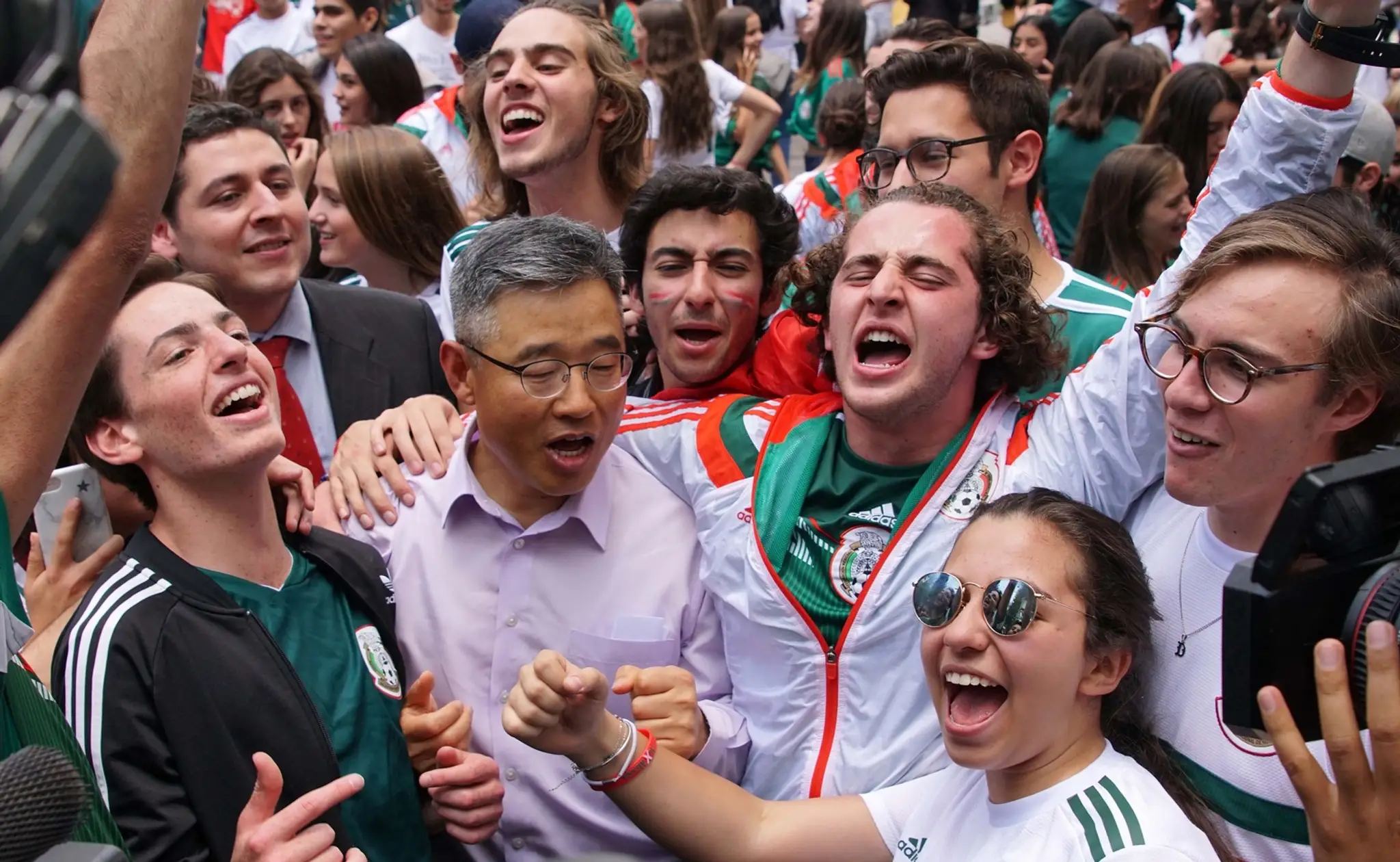 Oslavujúci dav niesol na ramenách konzula Kórejskej republiky Bjoung Jin Hana.