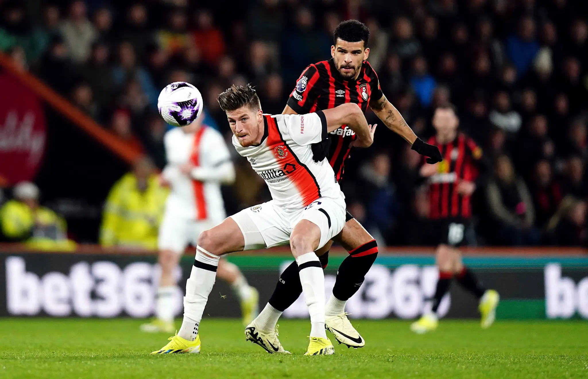 Hráč Lutonu Reece Burke (vľavo) v súboji s Dominicom Solankeom z Bournemouthu.