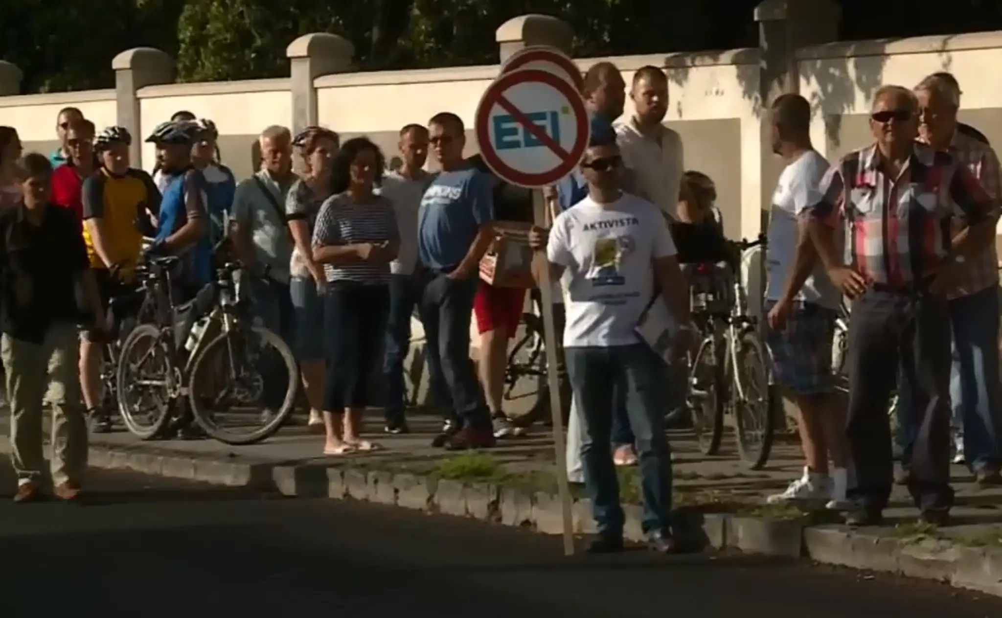 Protestujúci ľudia pred domom primátora Richarda Rašiho