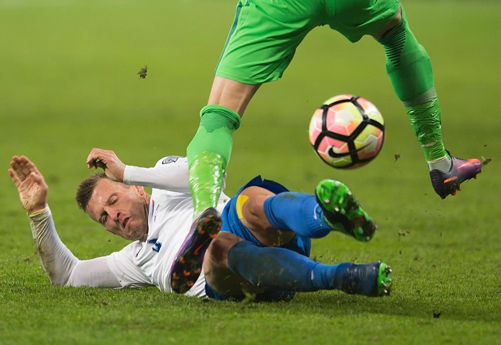Na snímke v súboji Ján Ďurica (Slovensko) v kvalifikačnom zápase F-skupiny o postup na MS 2018 vo futbale Slovinsko - Slovensko 