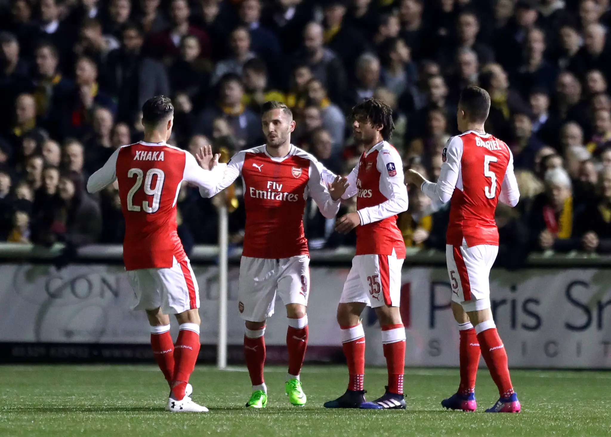 Lucas Pérez (druhý zľava) oslavuje so spoluhráčmi z Arsenalu svoj gól v zápase FA Cupu proti Suttonu United.
