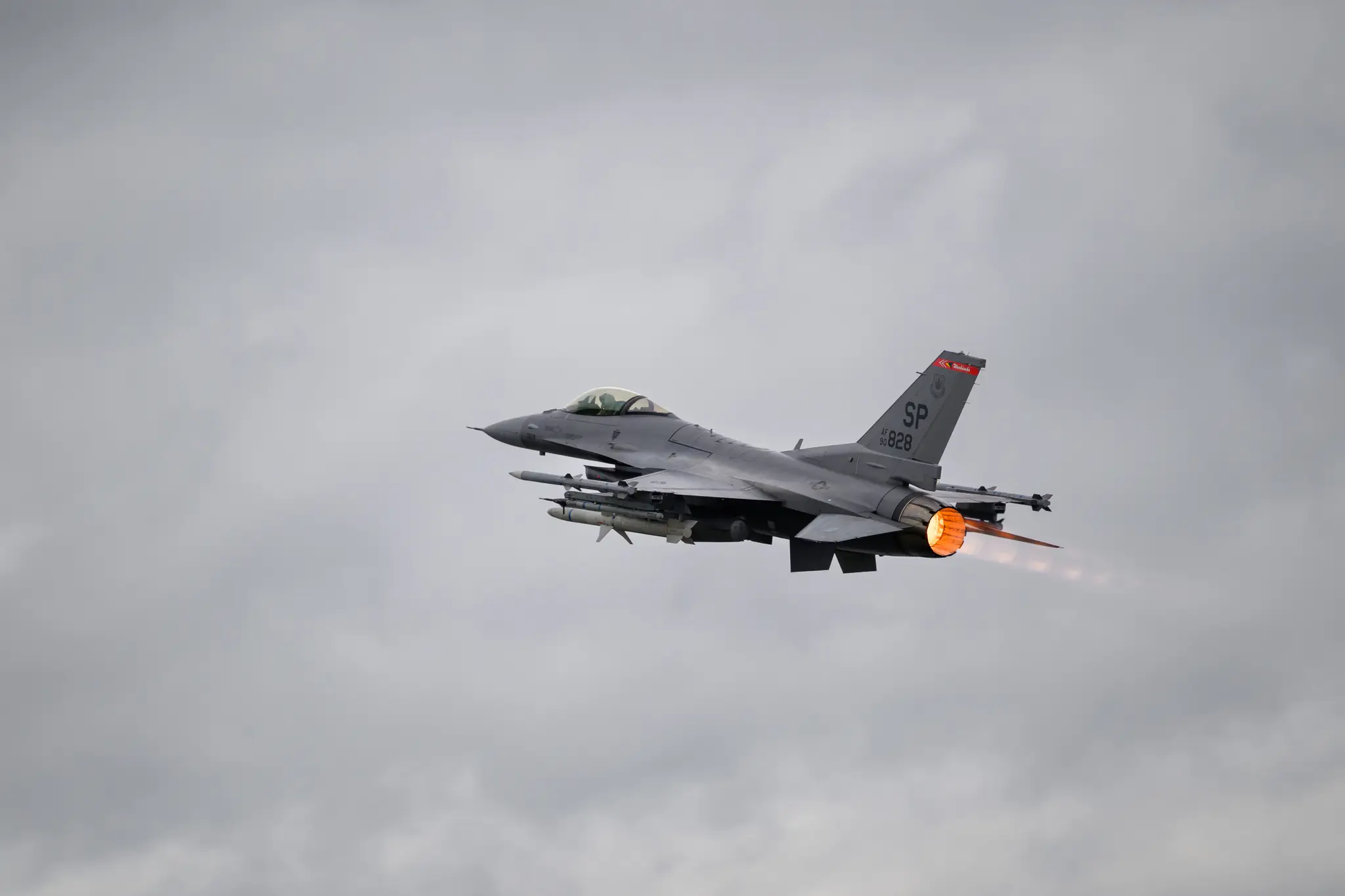F-16 vybavená raketou vzduch - vzduch AIM-9