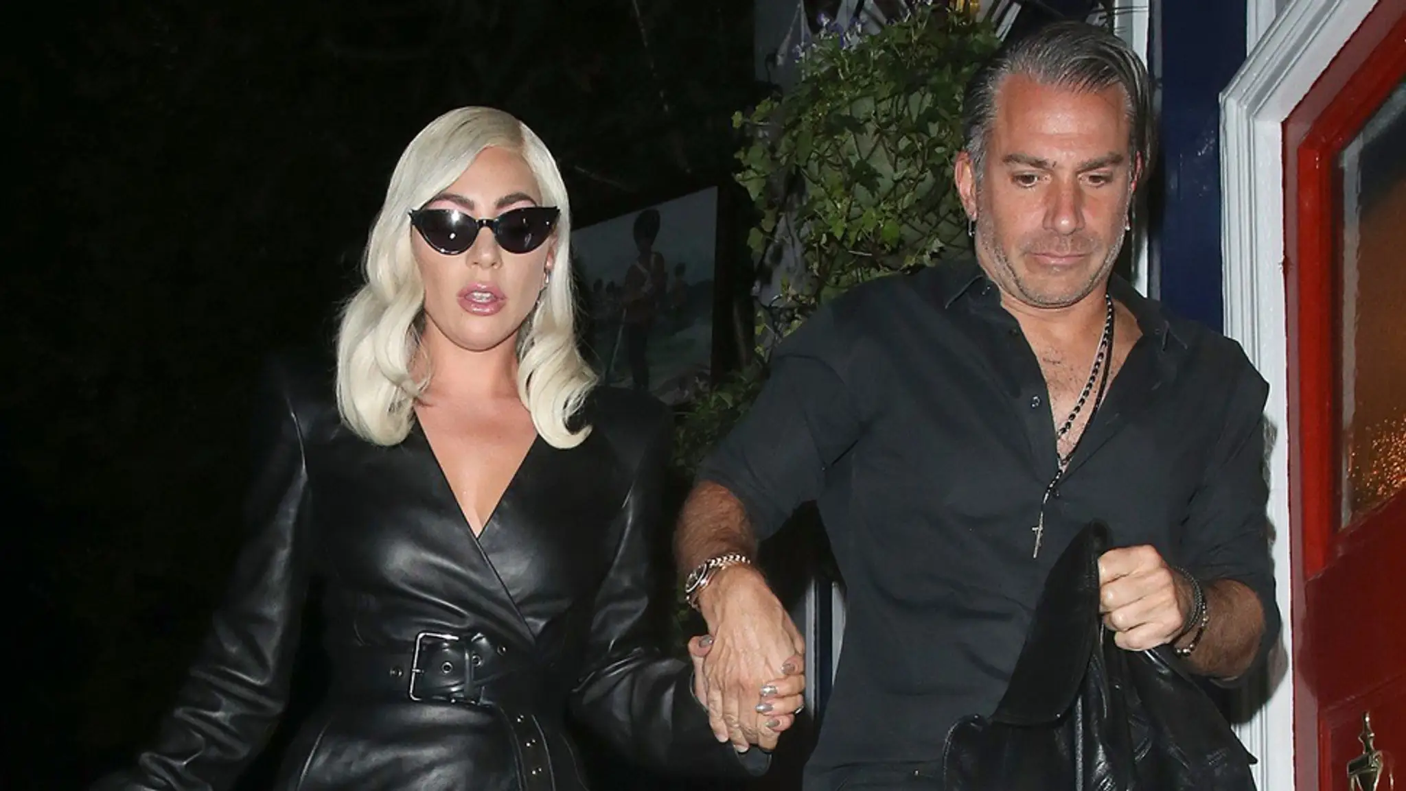 Lady Gaga so snúbencom na londýnskej premiére svojho nového filmu