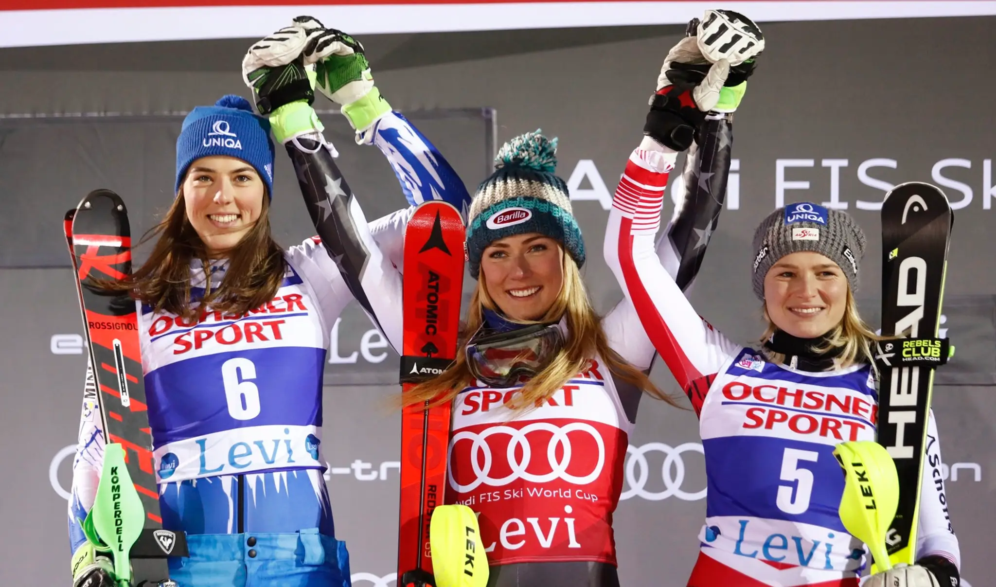 Mikaela Shiffrinová oslavuje víťazstvo, na druhom mieste Petra Vlhová (vľavo), na treťom Bernade Schildová.