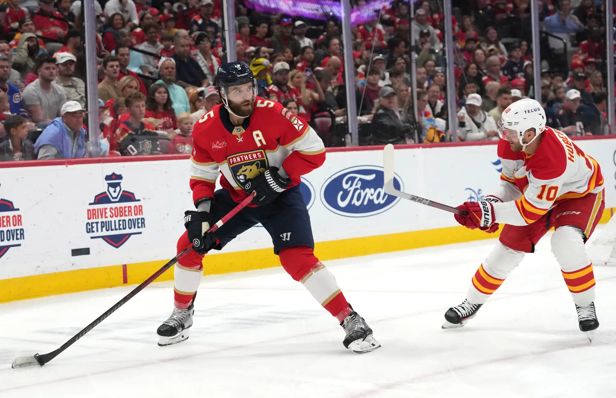 Na snímke hráč Floridy Aaron Ekblad, ktorý spoznal trest za doping.