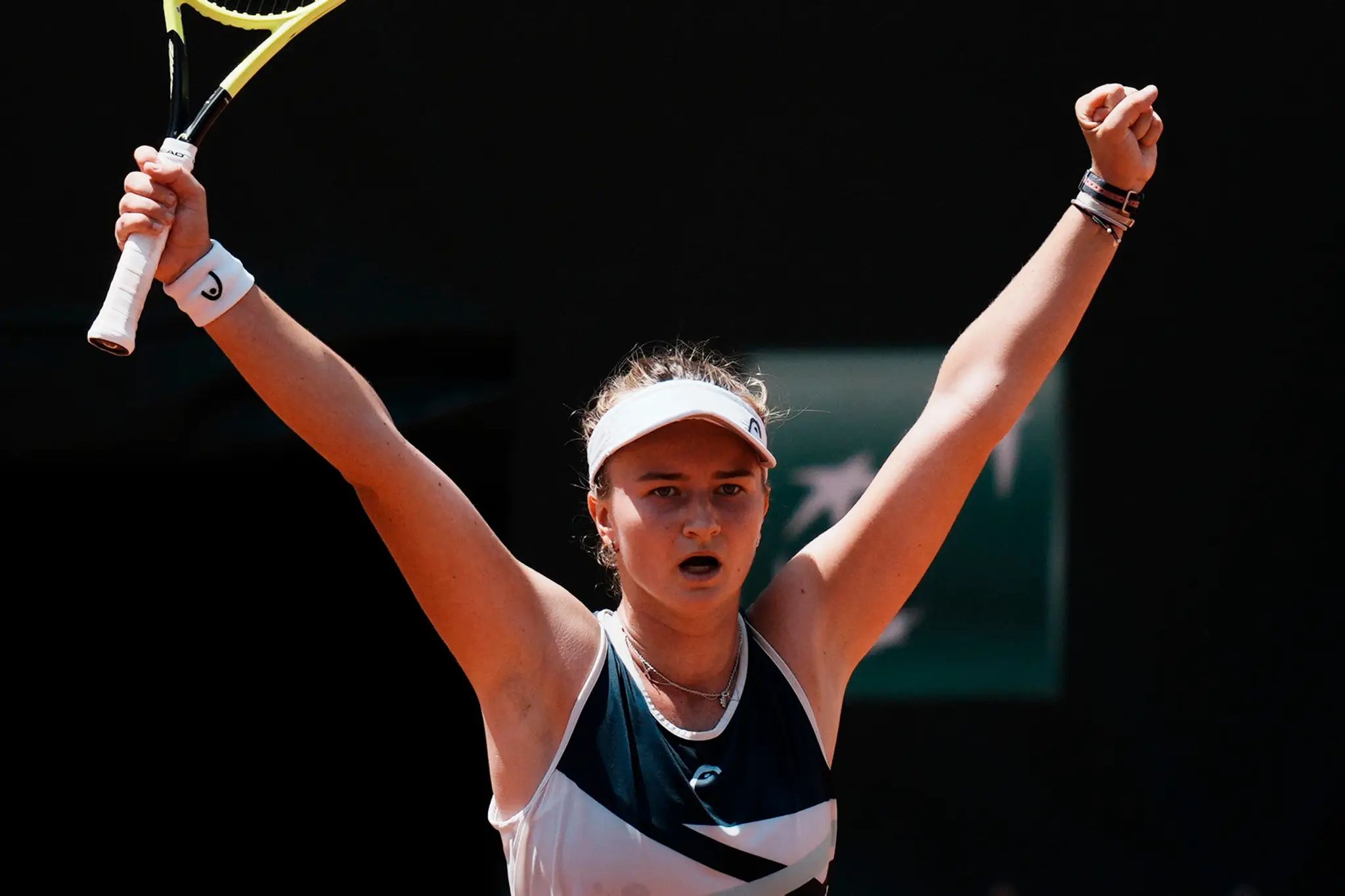 Češka Barbora Krejčíková oslavuje postup do semifinále Roland Garros.