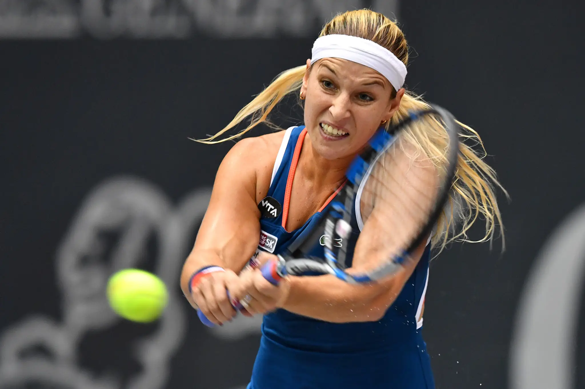 Dominika Cibulková odvracia loptičku Švajčiarke Viktoriji Golubicovej vo finále tenisového turnaja WTA v rakúskom Linzi.