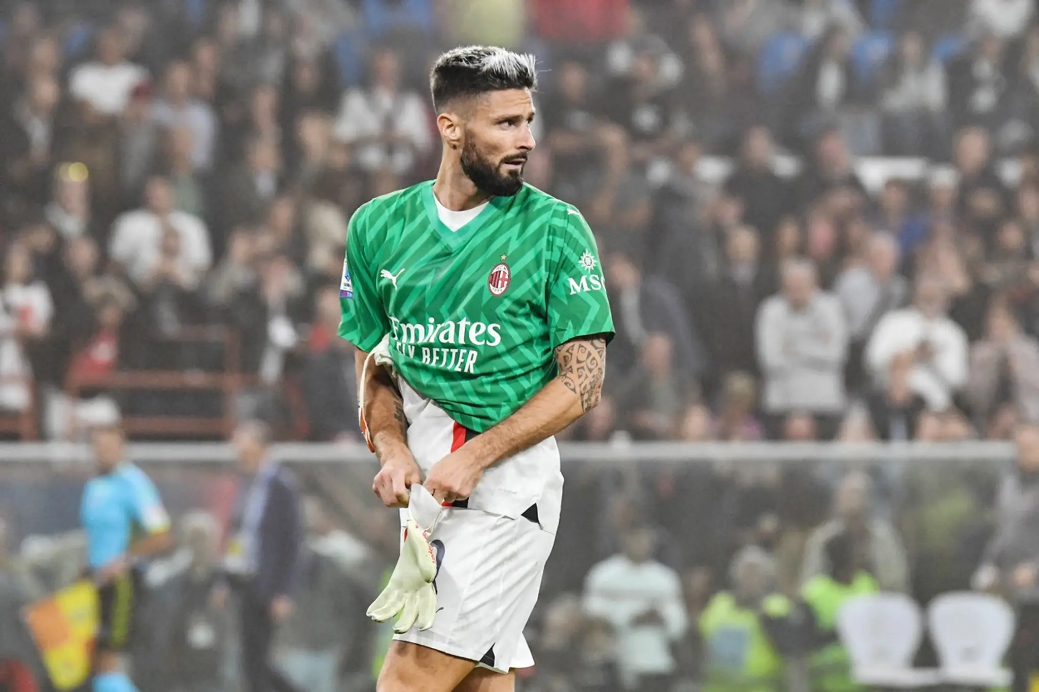 Olivier Giroud sa brankárskych povinností nezľakol