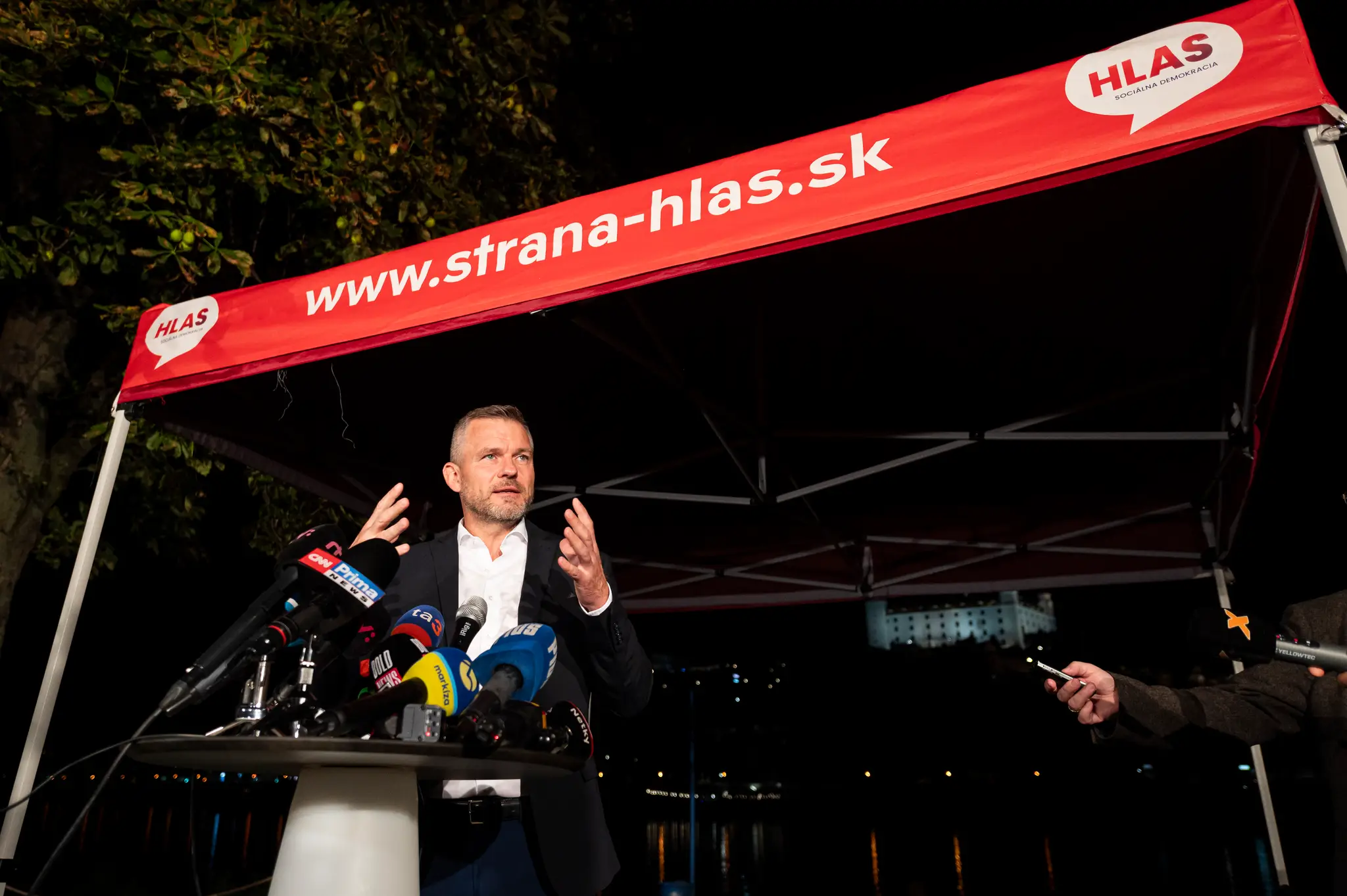 Lídri počas volebnej noci.