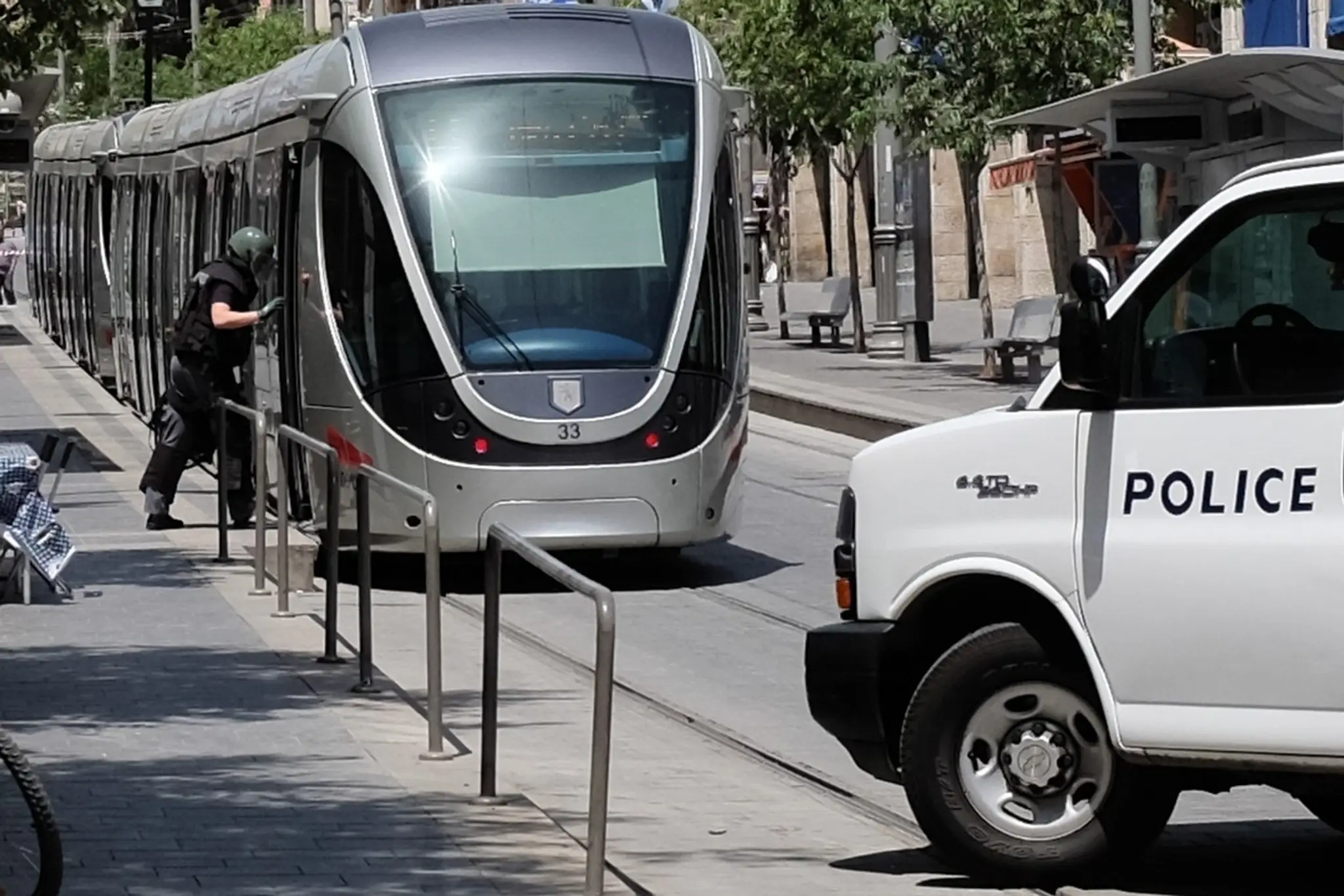 Polícia zabránila krvavému útoku v električke.