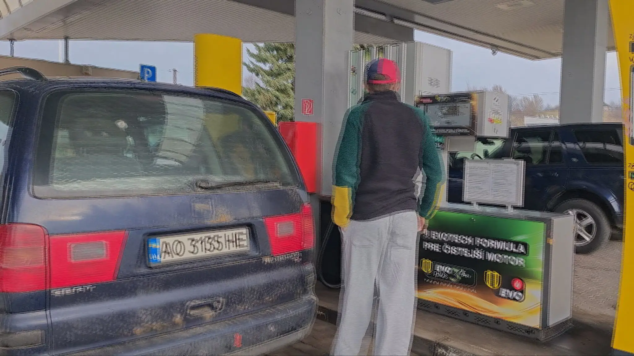 Ukrajinci žijúci na Slovensku tankujú drahšie