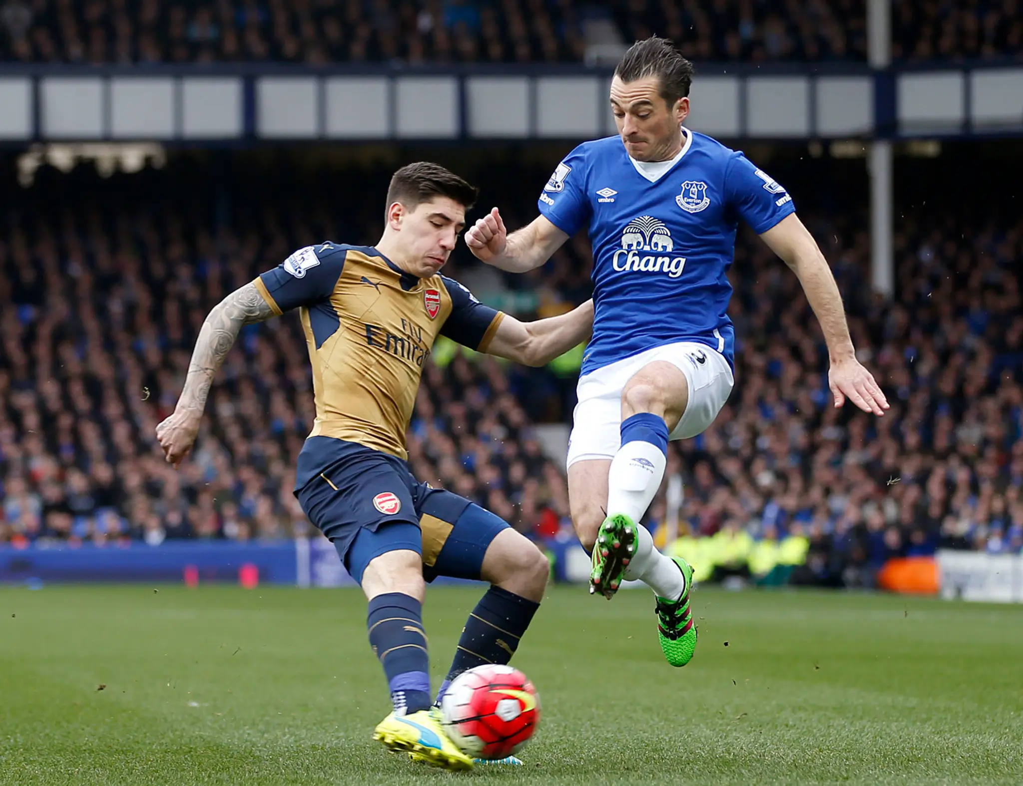 Hector Bellerin (Arsenal) v súboji s Leightonom Bainesom (Everton).