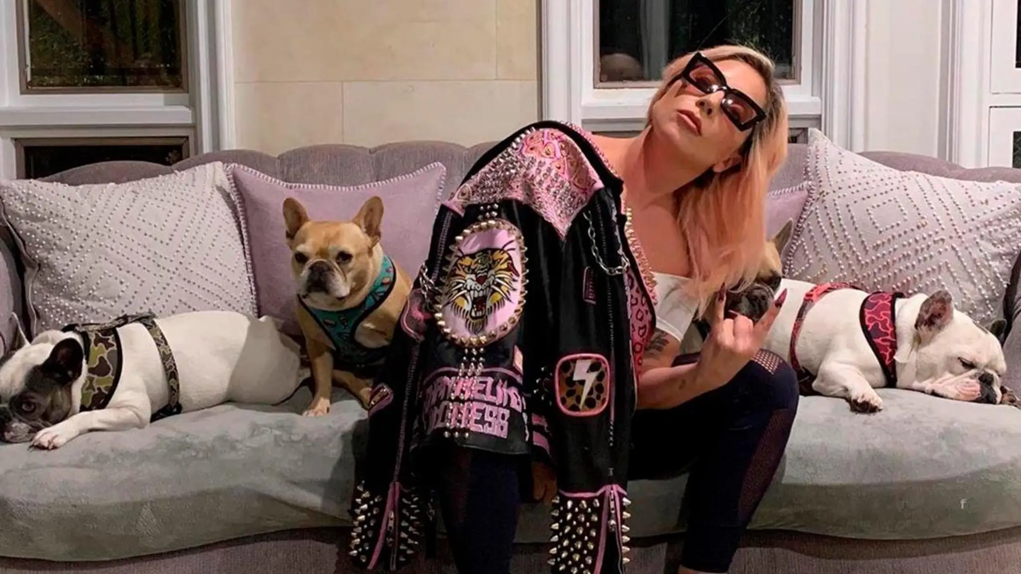 Fotografia Pavla Kulkovského zachytáva pacientku Alenu, ktorá má spinálnu svalovú atrofiu typu dva a jej manžela Róberta. 