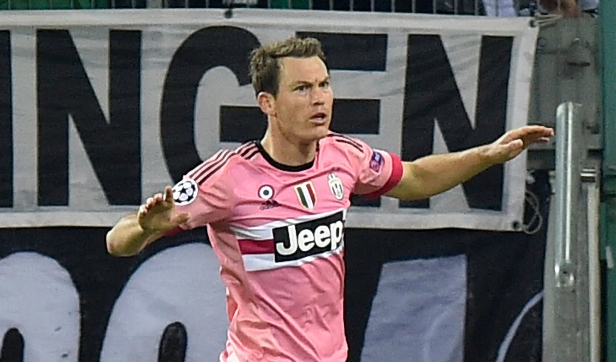 Stephan Lichtsteiner z Juventusu Turín sa teší po góle do siete Borussie Mönchengladbach