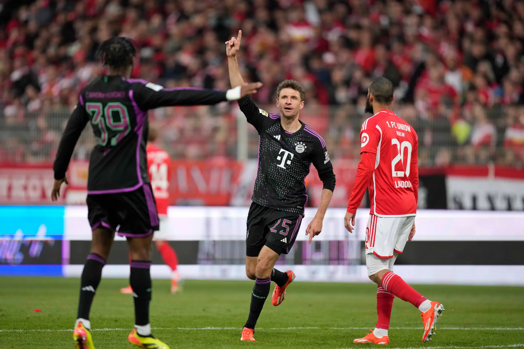 Hráč Bayernu Thomas Müller oslavuje po tom, ako strelil piaty gól.