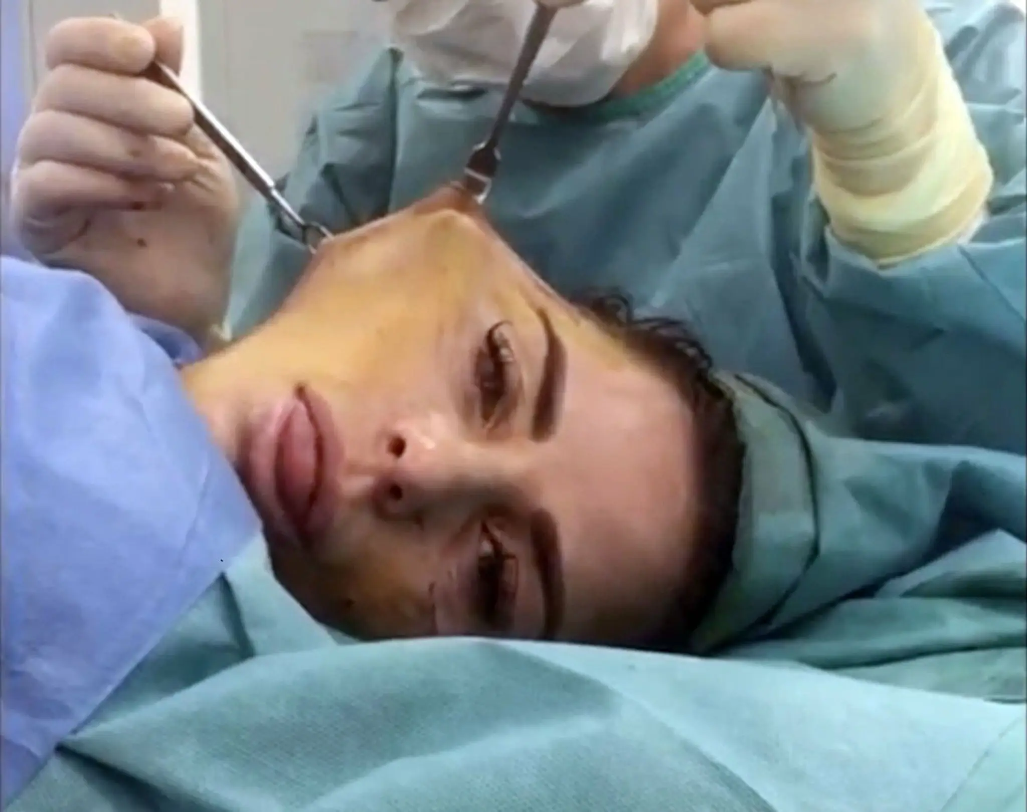 Katie Price počas chirurgického zákroku