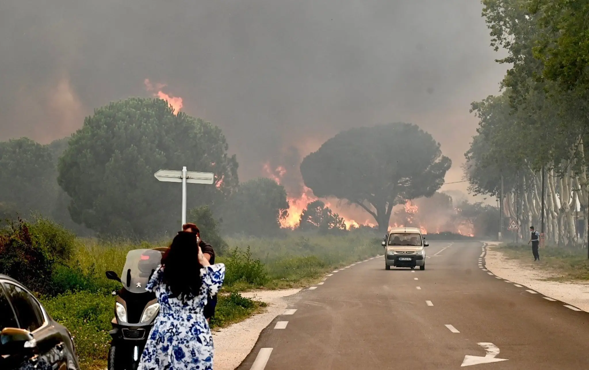 Oheň zachvátil porasty neďaleko kempov na juhu Francúzska.