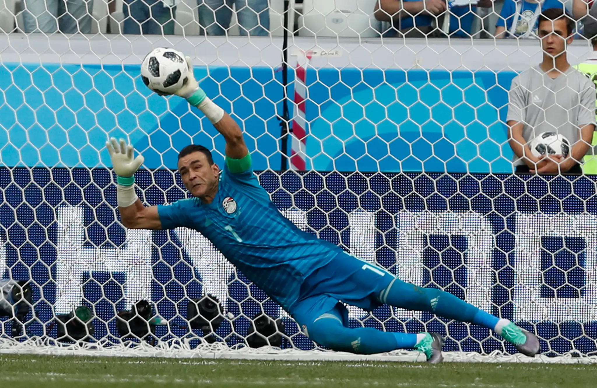 Egyptský brankár  Essam El Hadary chytil penaltu v zápase proti Saudskej Arábii.