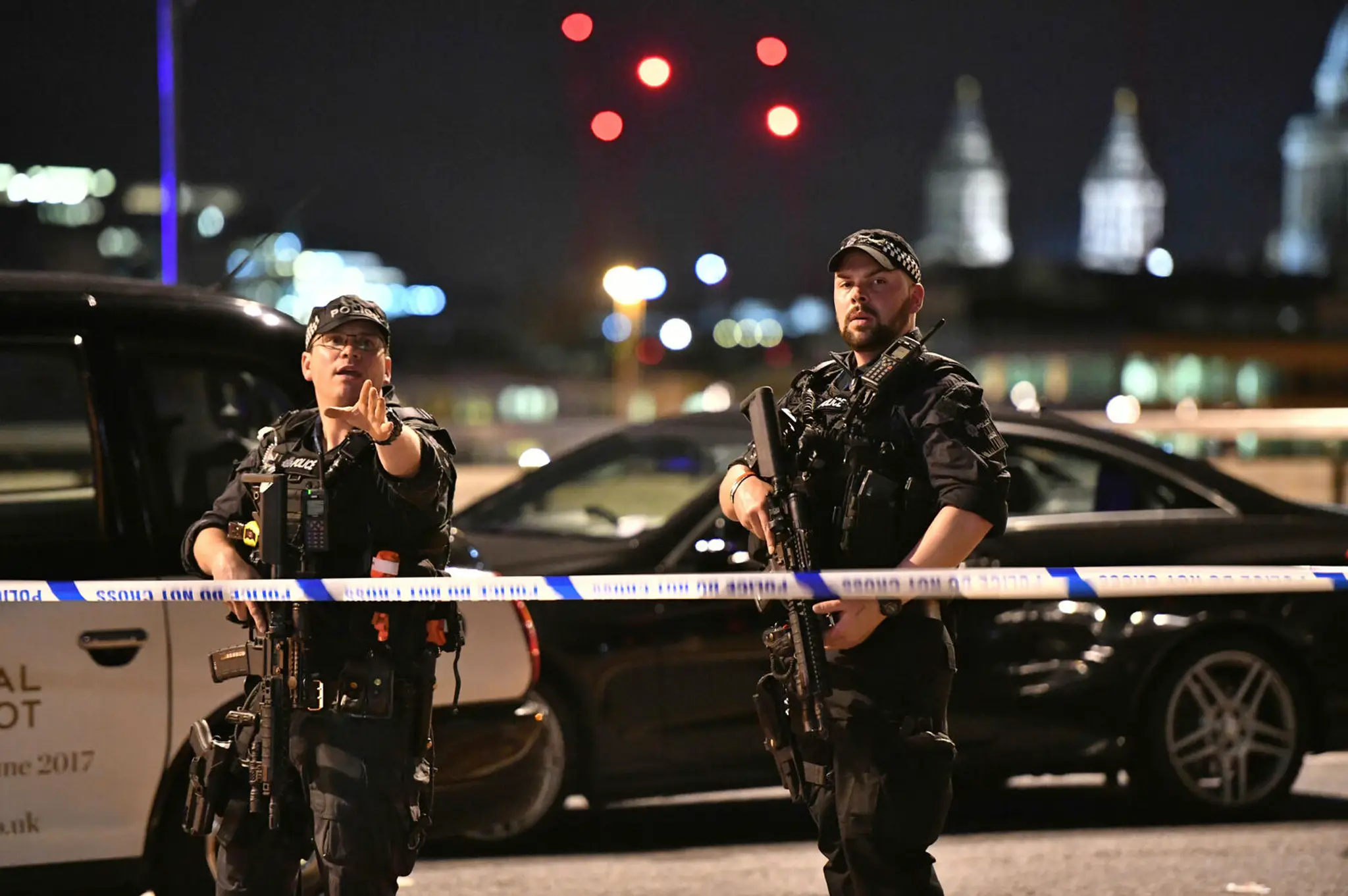 Ťažko ozbrojení policajti hliadkujú v centre Londýna.