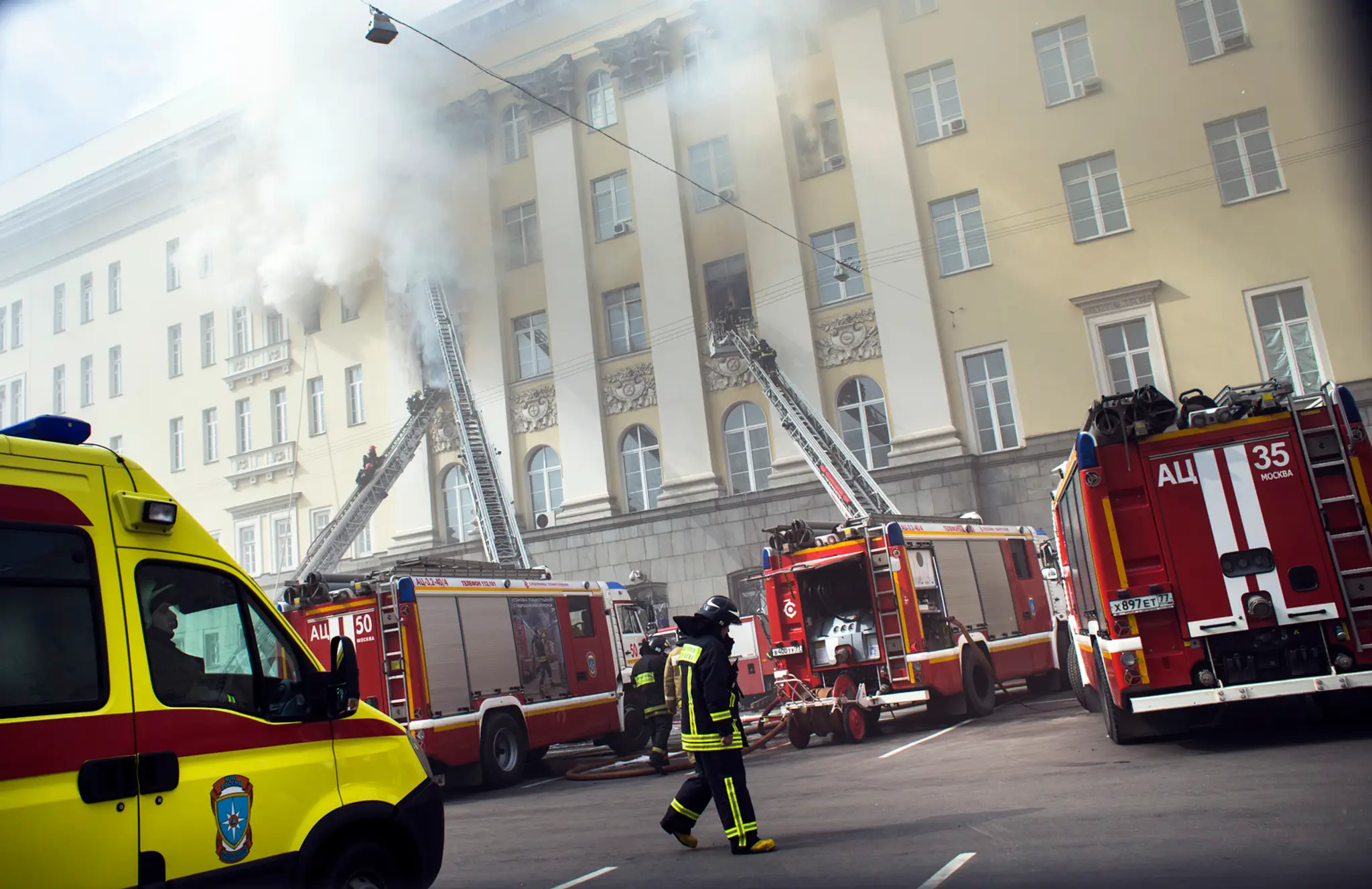 Obrovský požiar bývalého ministerstva obrany v Rusku.