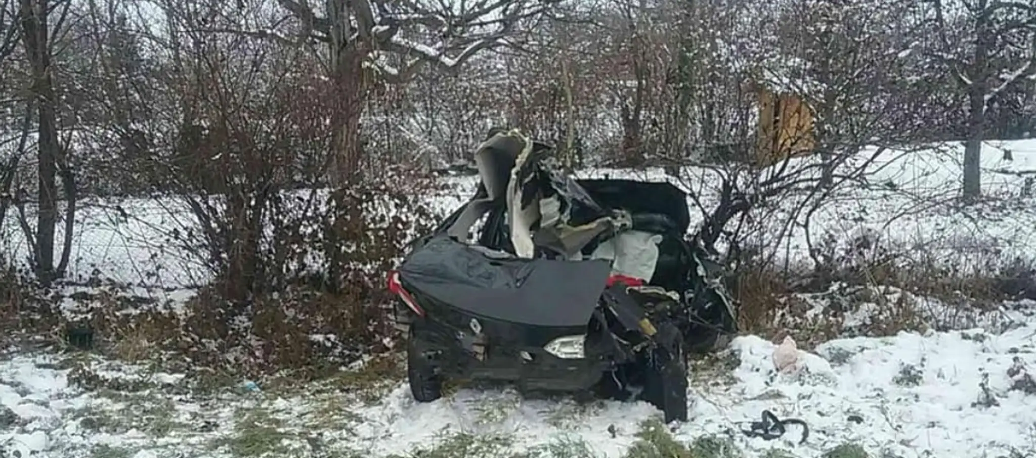 Auto po zrážke s rýchlikom.