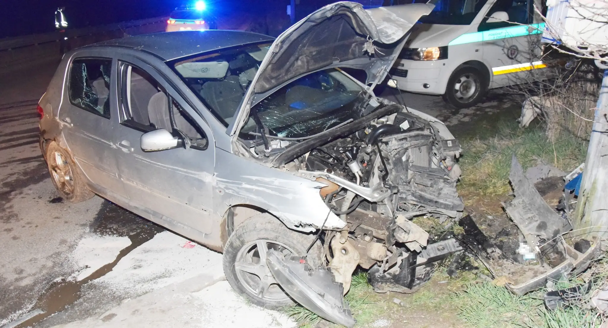 Poškodené auto po náraze do stĺpa.