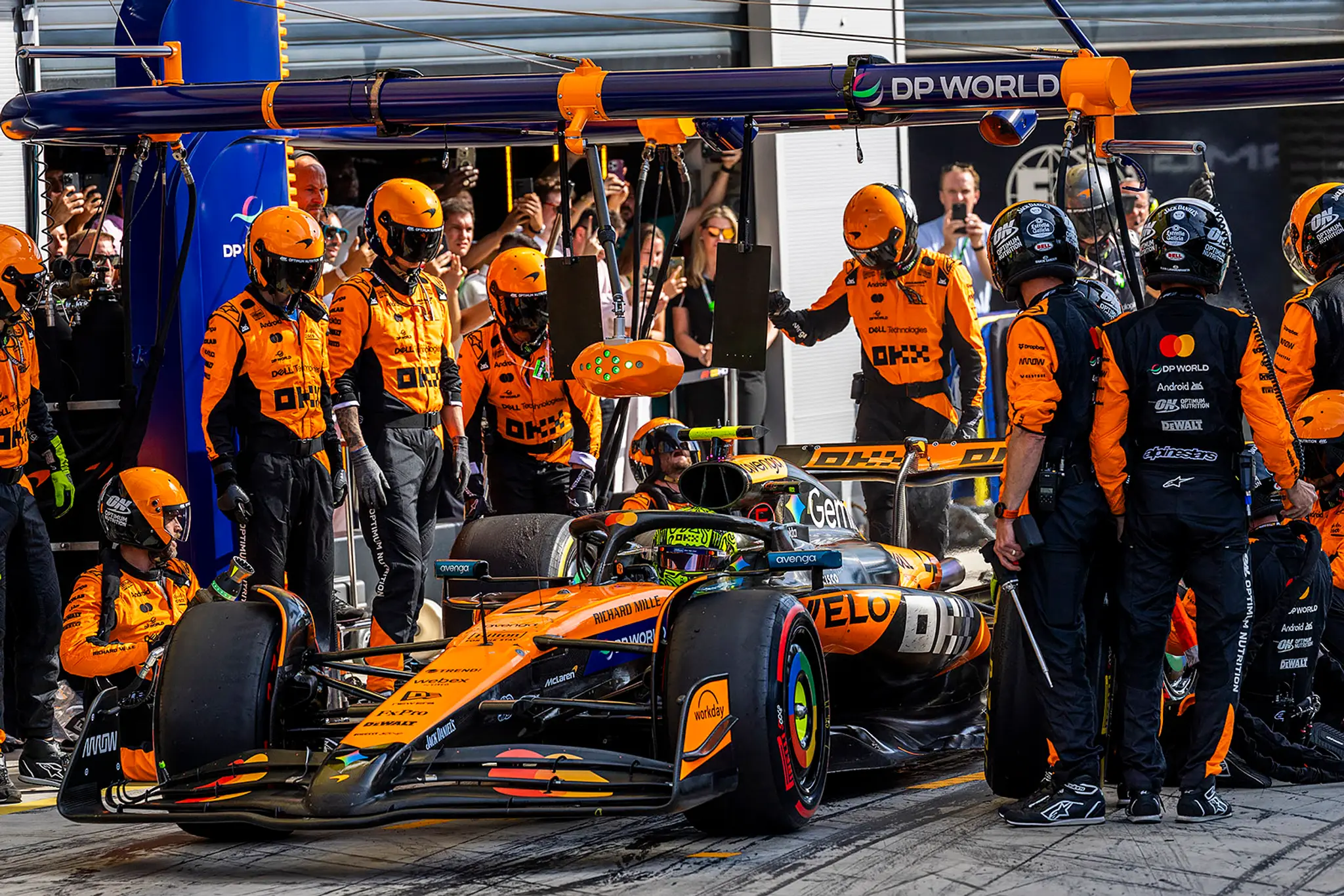 Verstappen stavil na mäkké pneumatiky, Antonellimu nestačilo ani kariérne maximum. Sao Paulo ovládol Norris