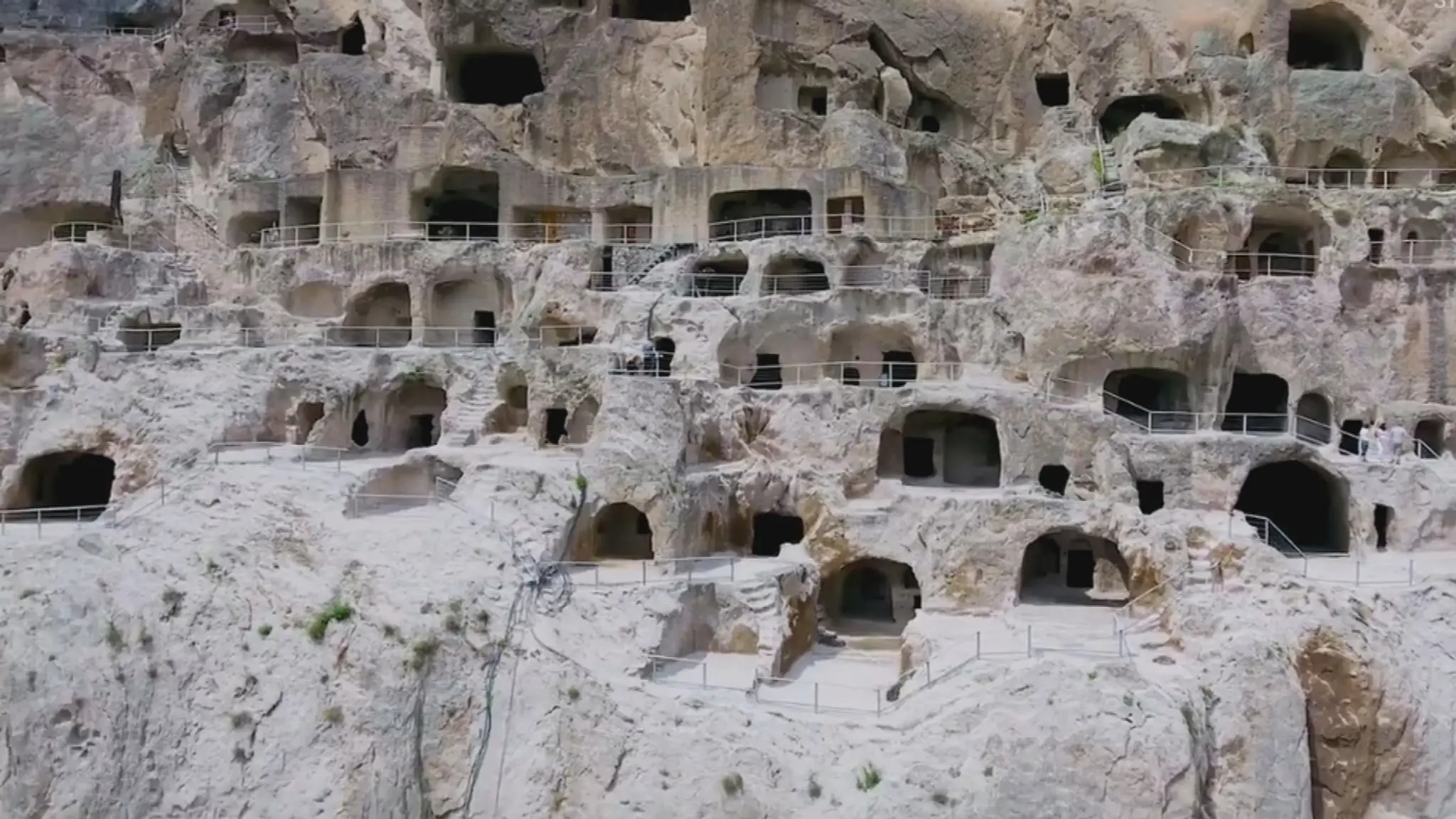 Vardzia - mesto vytesané do skaly.