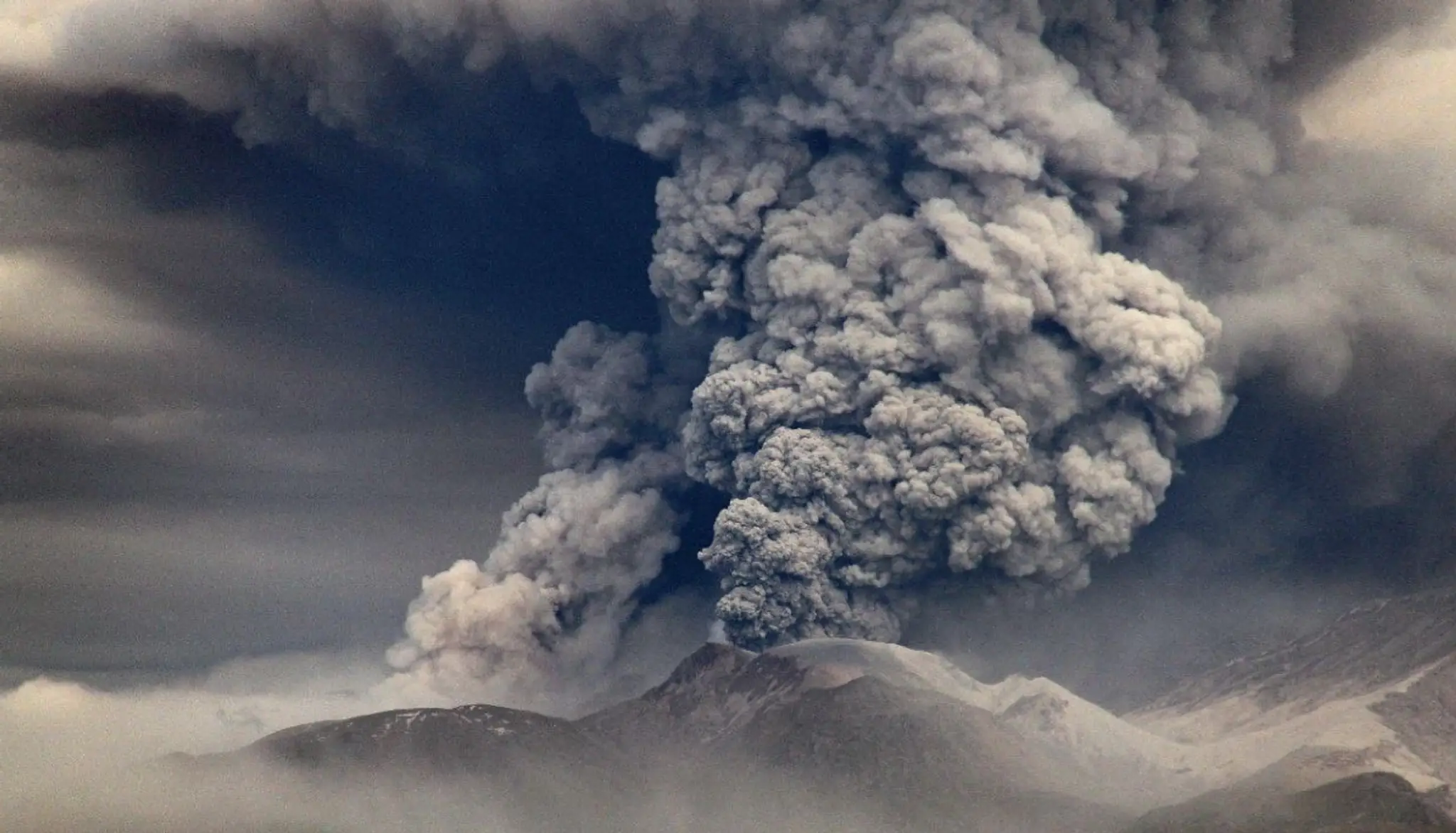 Erupcia sopky na Kamčatke.