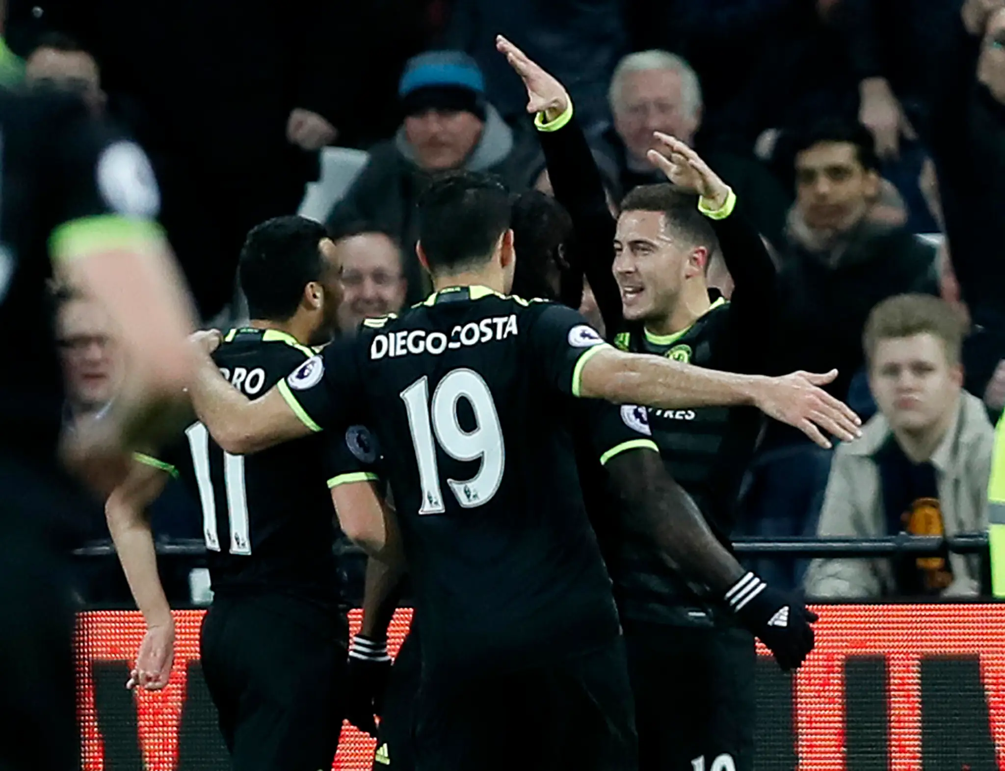 Eden Hazard (vpravo) z Chelsea Londýn sa teší po góle so spoluhráčmi.