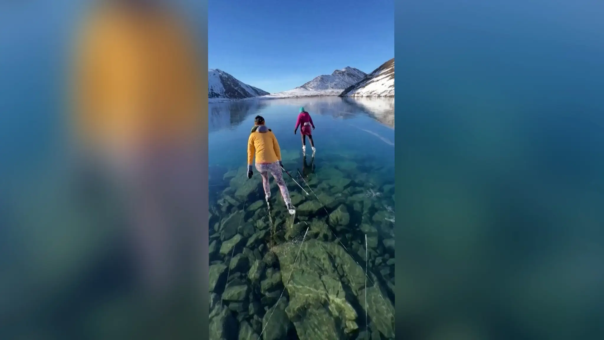 Luc sa korčuľuje na jazere.