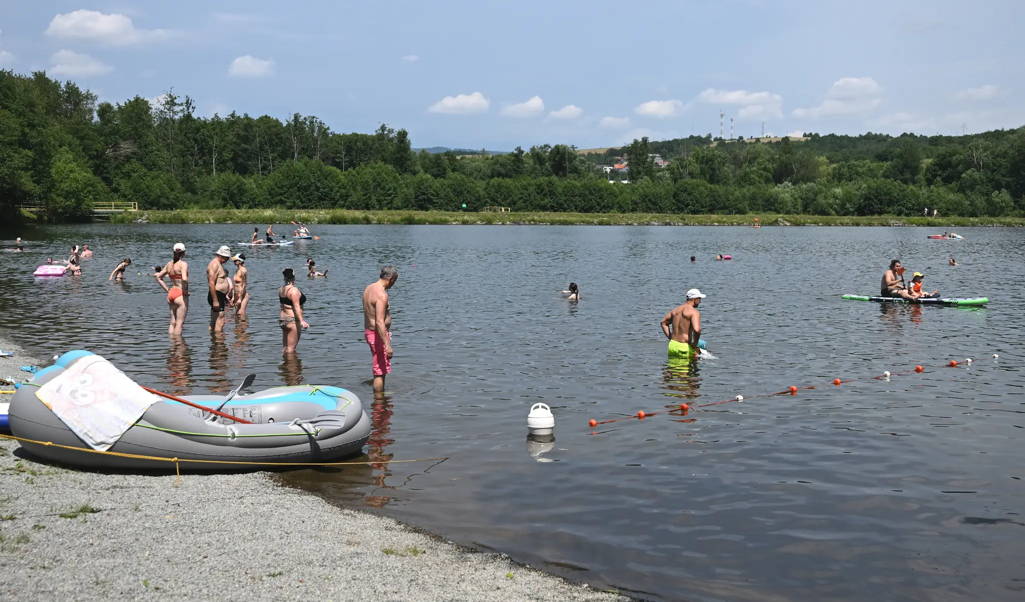 Ľudia sa počas horúčav chladia vo vode.