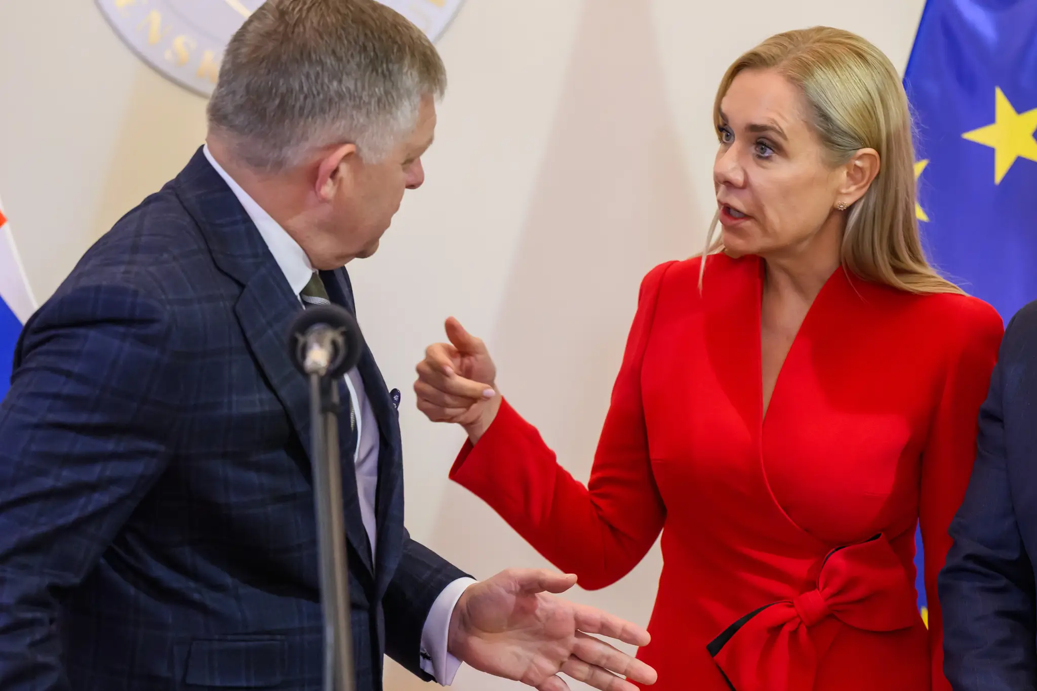 Na snímke predseda vlády SR Robert Fico (Smer-SD) a podpredsedníčka vlády a ministerka hospodárstva SR Denisa Saková (Hlas-SD) 
