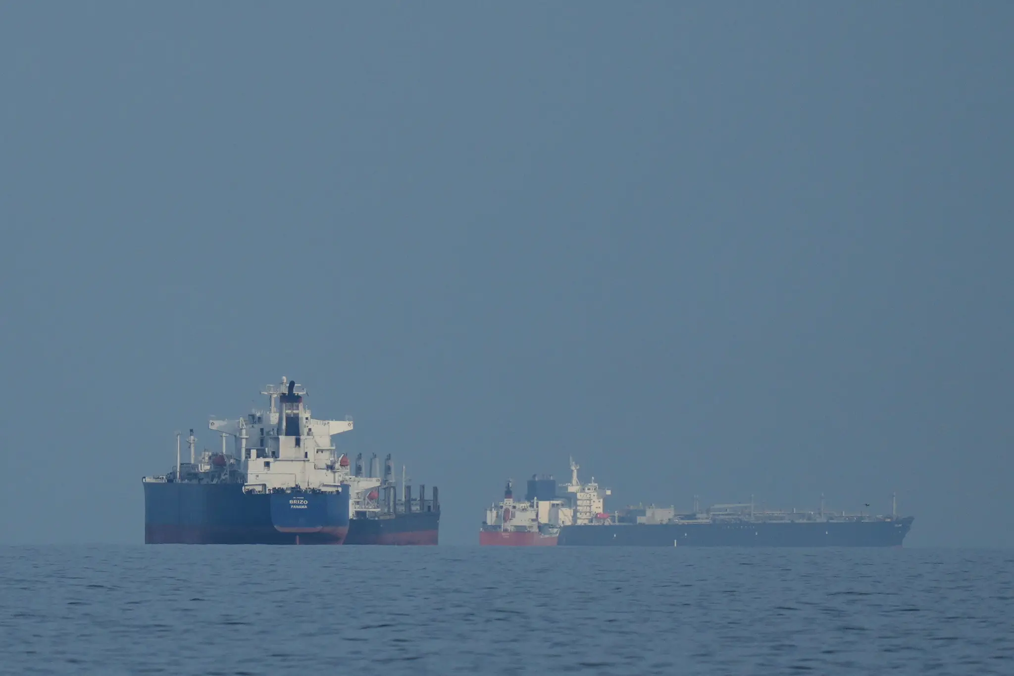 Ropné tankery a nákladné lode sa plavia za sebou v Hormuzskom prielive pri pobreží mesta Mina Al Fajer, v Spojených arabských emirátoch.