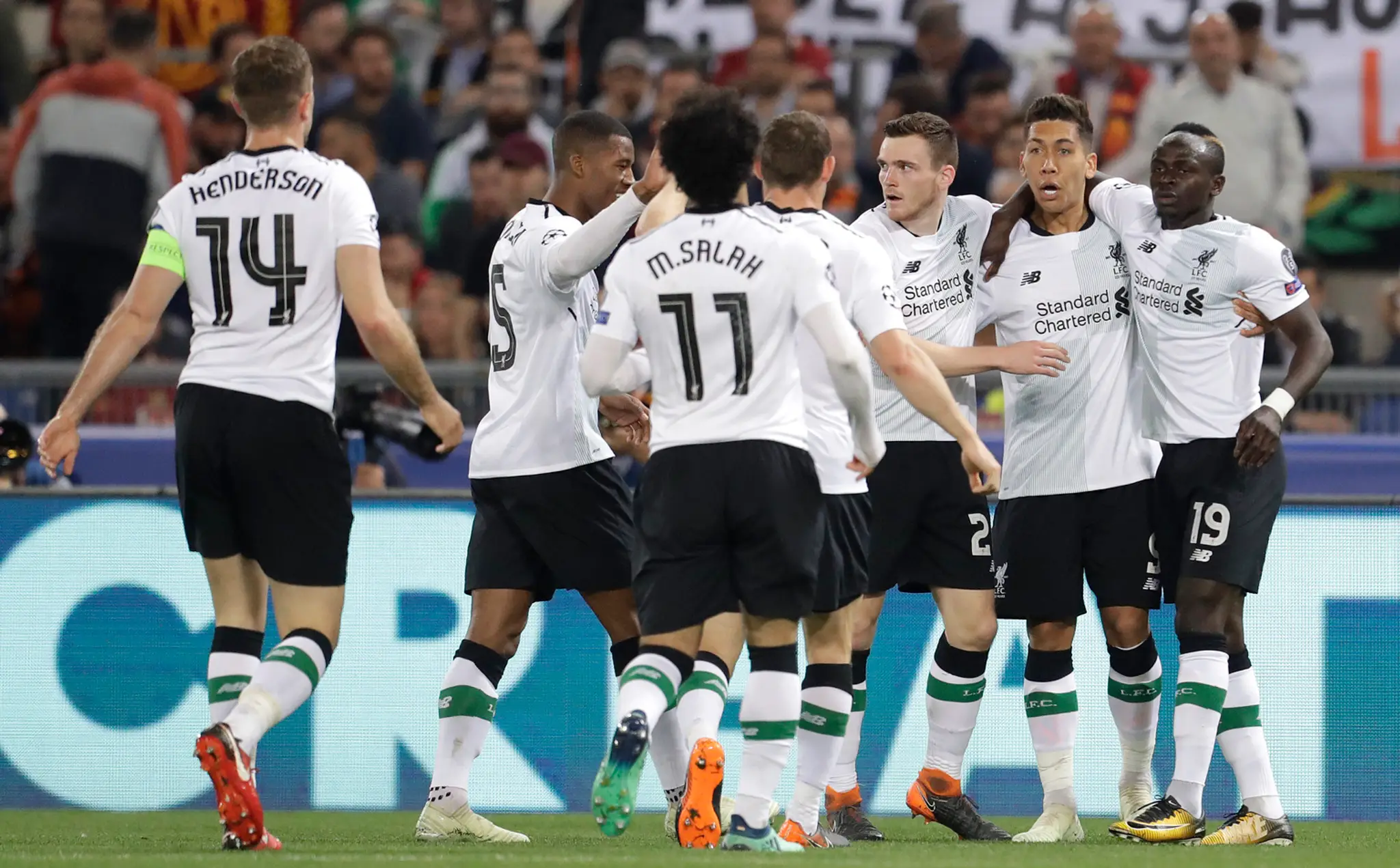 Hráči Liverpoolu sa tešia z gólu na pôde AS Rím v odvete semifinále Ligy majstrov.