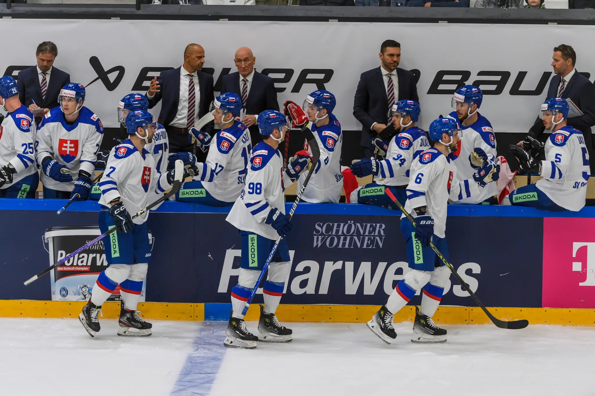Na snímke slovenskí hokejisti sa tešia z gólu