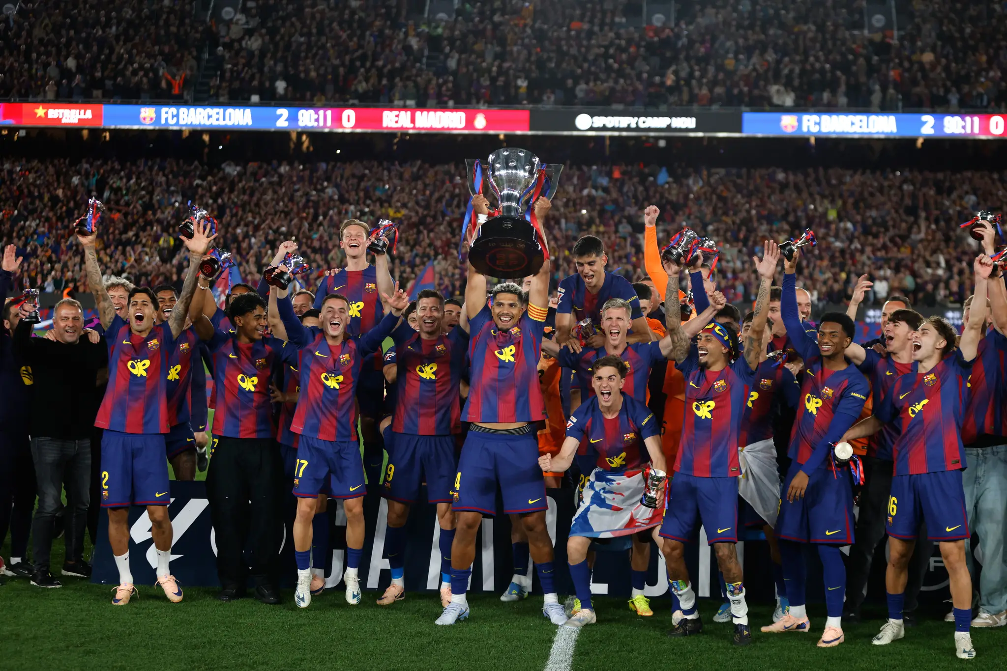 Futbalisti Barcelony oslavujú s trofejou.