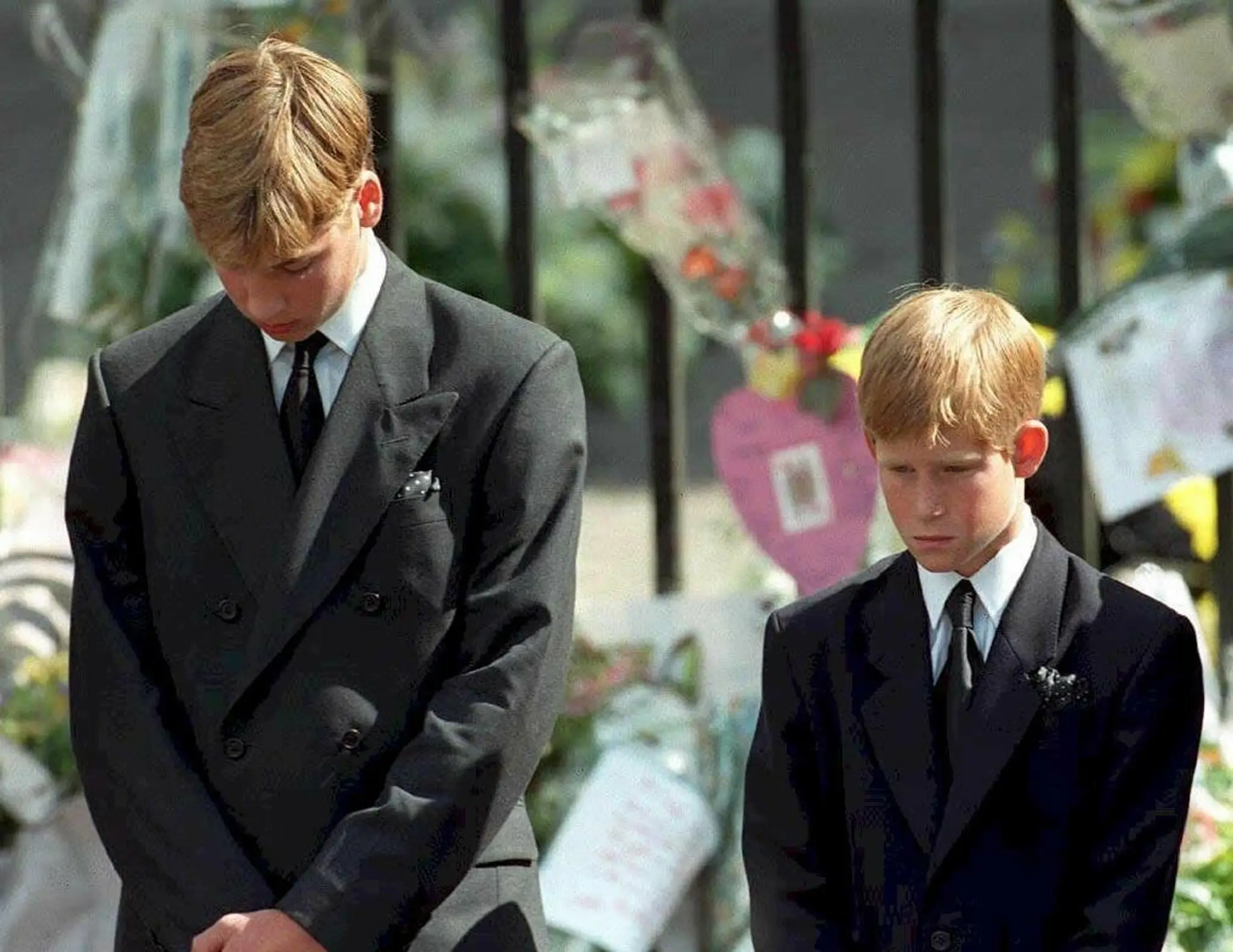 William a Harry opísali moment, kedy im otec oznámil, že mama je mŕtva